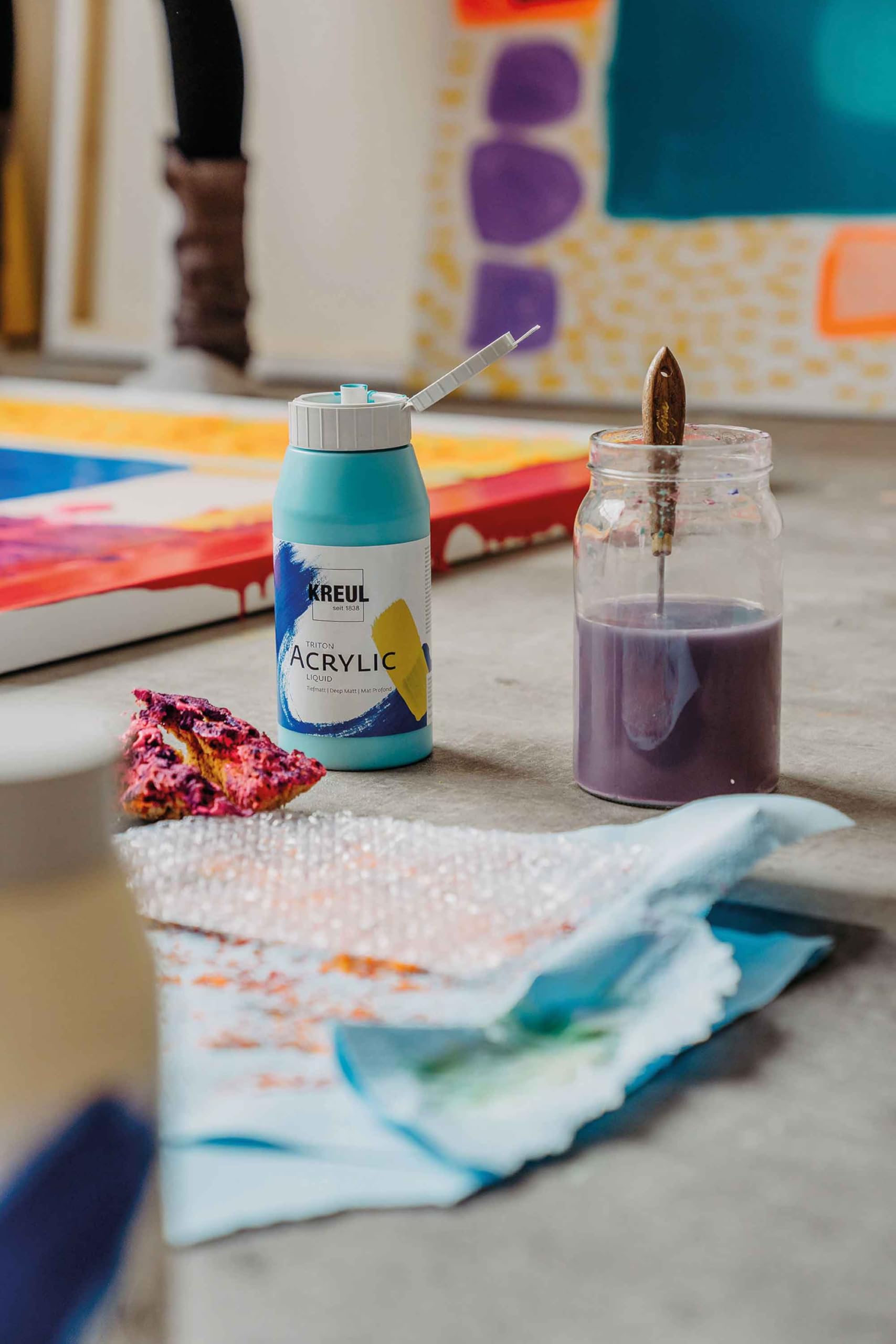 KREUL 17800 - Triton Acrylic Liquid im Powerpack, Set mit 8 x 750 ml Farbe, Hochwertige Künstler-Acrylfarben in Studienqualität mit leicht fließendem Charakter, in praktischer Tragebox