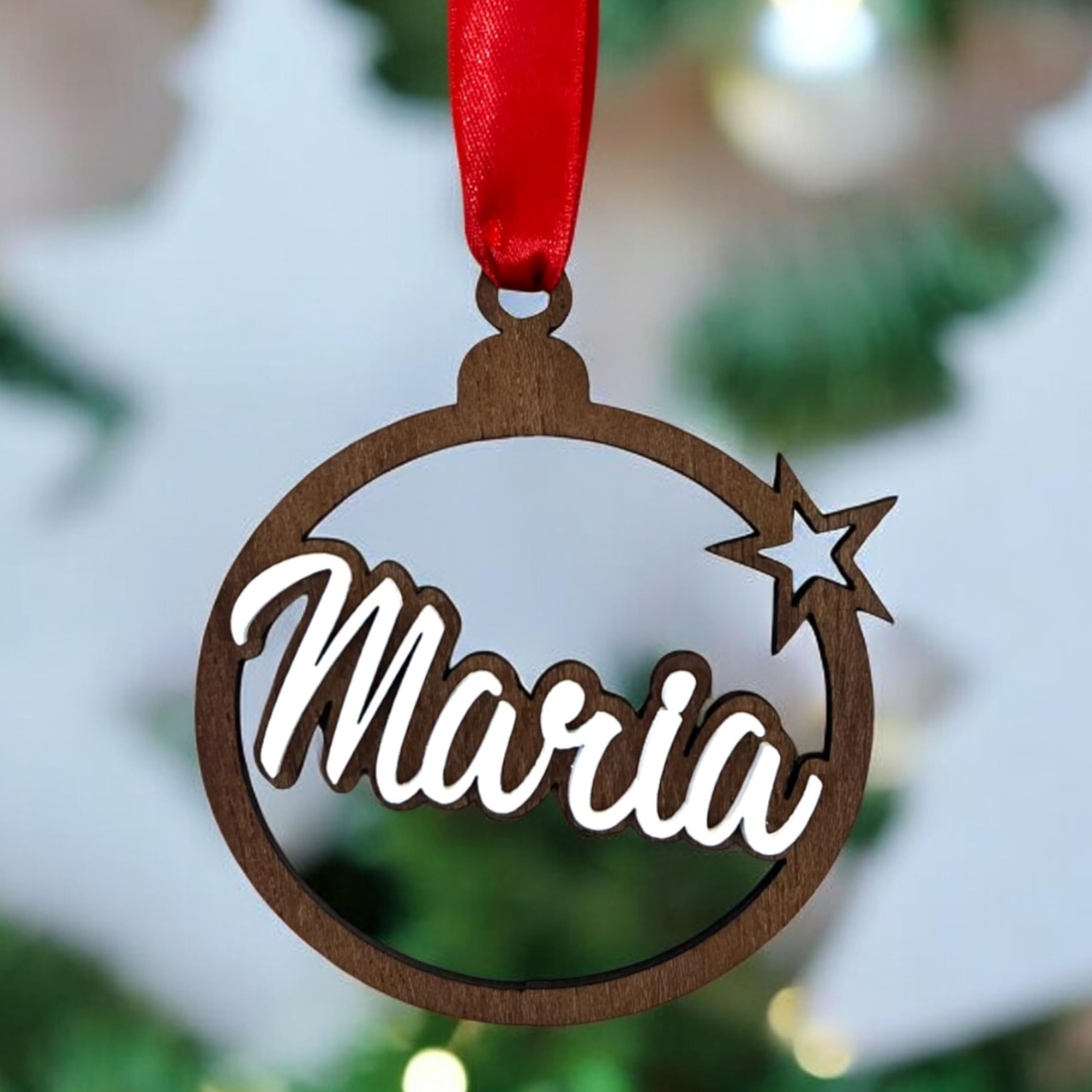 JR Maderas Bolas de Navidad Madera Personalizada con Nombre en Blanco - Adornos Navideños - Decoración para el Arbol de Navidad - Esfera Grabada en Madera de Máxima Calidad con Cuerda Incluida.