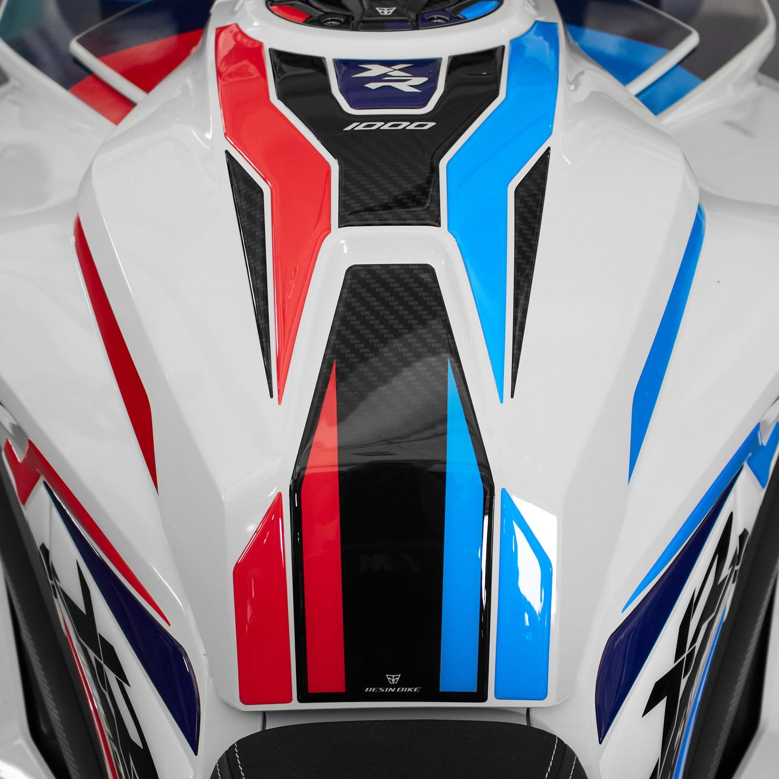 Resin Bike Autocollant Moto Compatibles avec BMW M 1000 XR - S 1000 XR 2020-2026. Protection Grip de Réservoir Moto Contre Les Chocs et Les Éraflures. Autocollant 3D Résinés Made in Italy