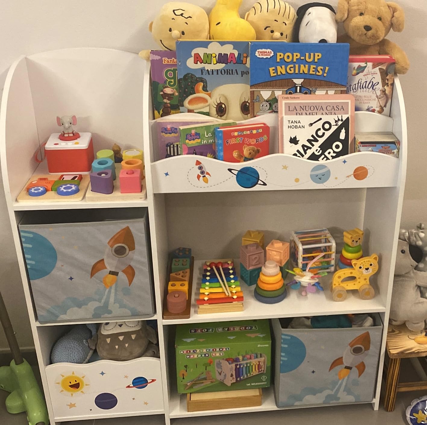 Organizzatore Per Giocattoli BOTLOG Con 9 Contenitori In Tessuto – Scaffale In Legno Con Motivi Animali, 89,9x29,5x80 Cm, Bianco
