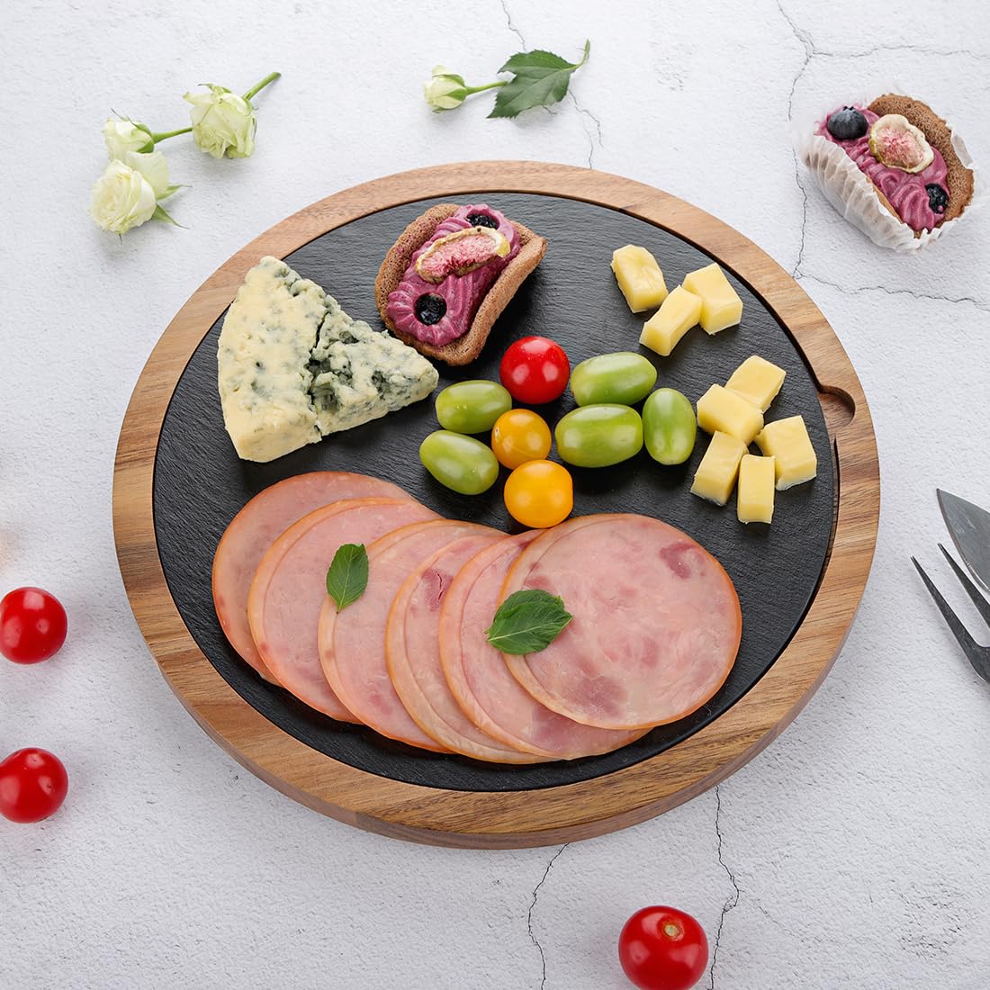 Plateau de service en bois d'acacia rotatif à 360° avec plateau en ardoise | Plateau à fromage rustique, planche à steak, plaque de grill et planche à sushi | Idéal pour la viande, le