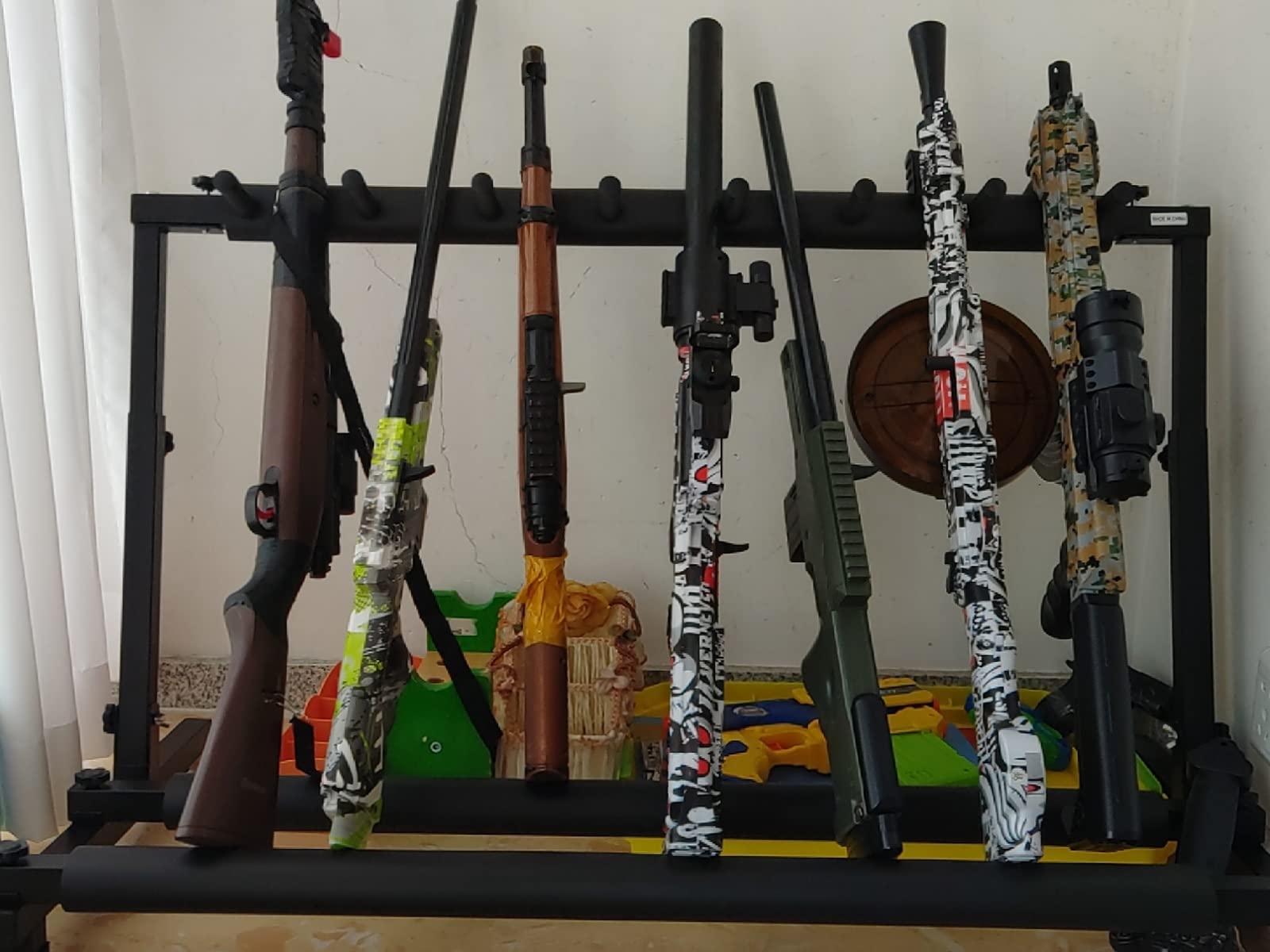 FAXIOAWA Supporto per Racchetta da Tennis Pieghevole per impieghi gravosi, espositore per Chitarra Verticale in Metallo Nero per Palestra, Sala Giochi, Scuola, Porta Racchetta da Badminton
