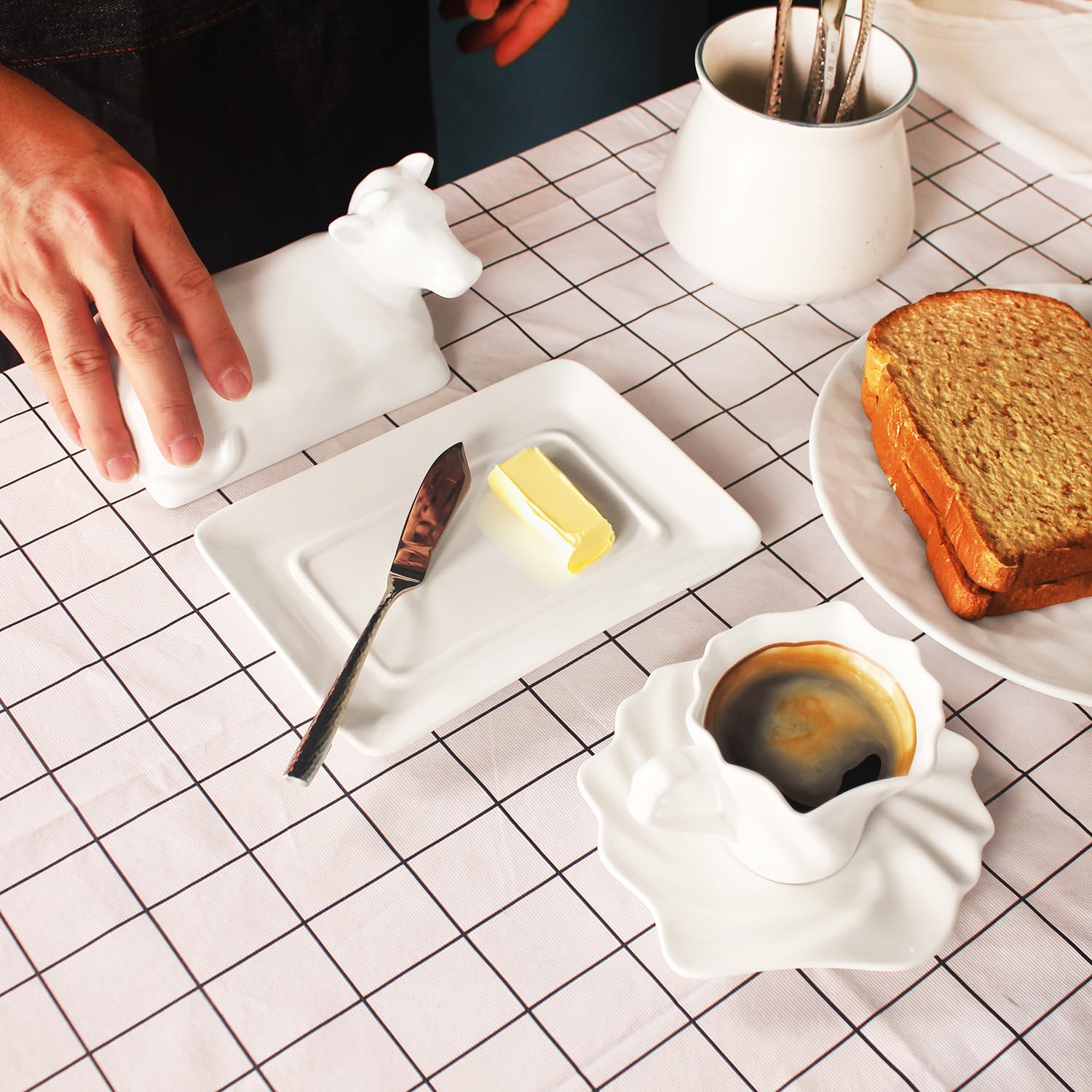 Mantequera de porcelana con tapa, soporte para mantequilla, perfecto para mantequilla de la costa este y oeste, bandeja de mantequilla blanca para regalos de cocina (7.5 pulgadas)
