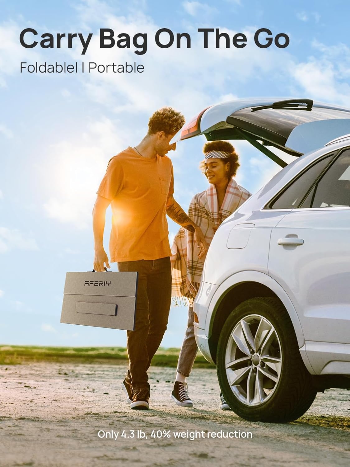 Persona que porta un panell solar AFERIY plegat