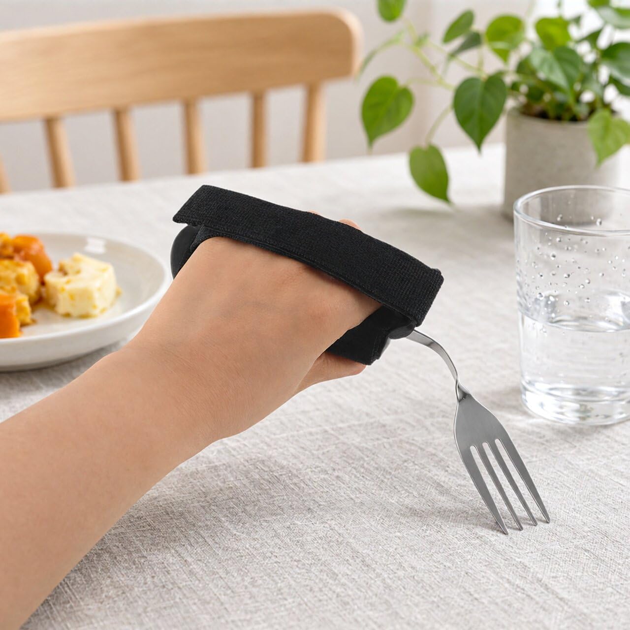 Lurrose 2 utensilios adaptados para comer: cuchara y tenedor flexibles y antideslizantes con correa para facilitar la alimentación en el hogar, ideales para personas mayores con discapacidad o