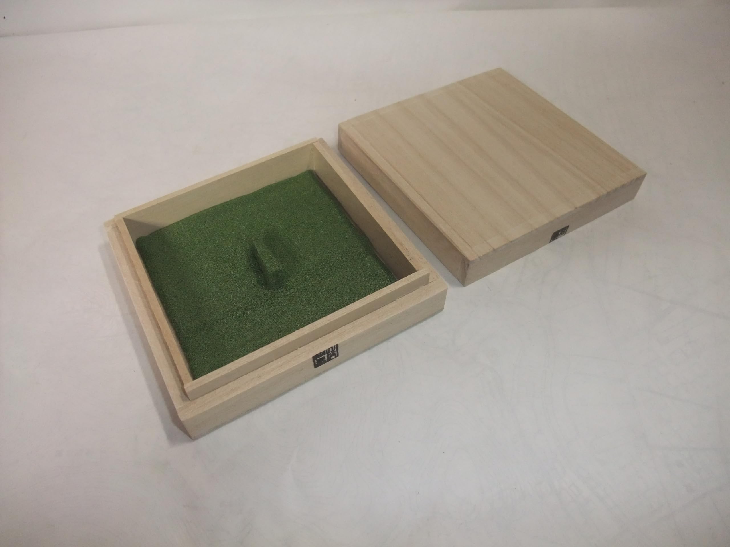 桐箱 空箱 刀装具 | 鐔no6 目貫 no1. 布団附き 紫色目貫箱刀装具鍔 鐔