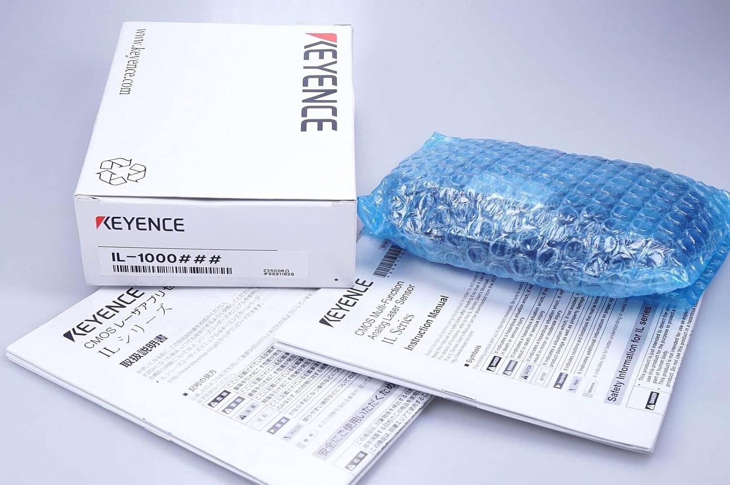 KEYENCE IL-1000 Laser Amplifier packaging and included documentation