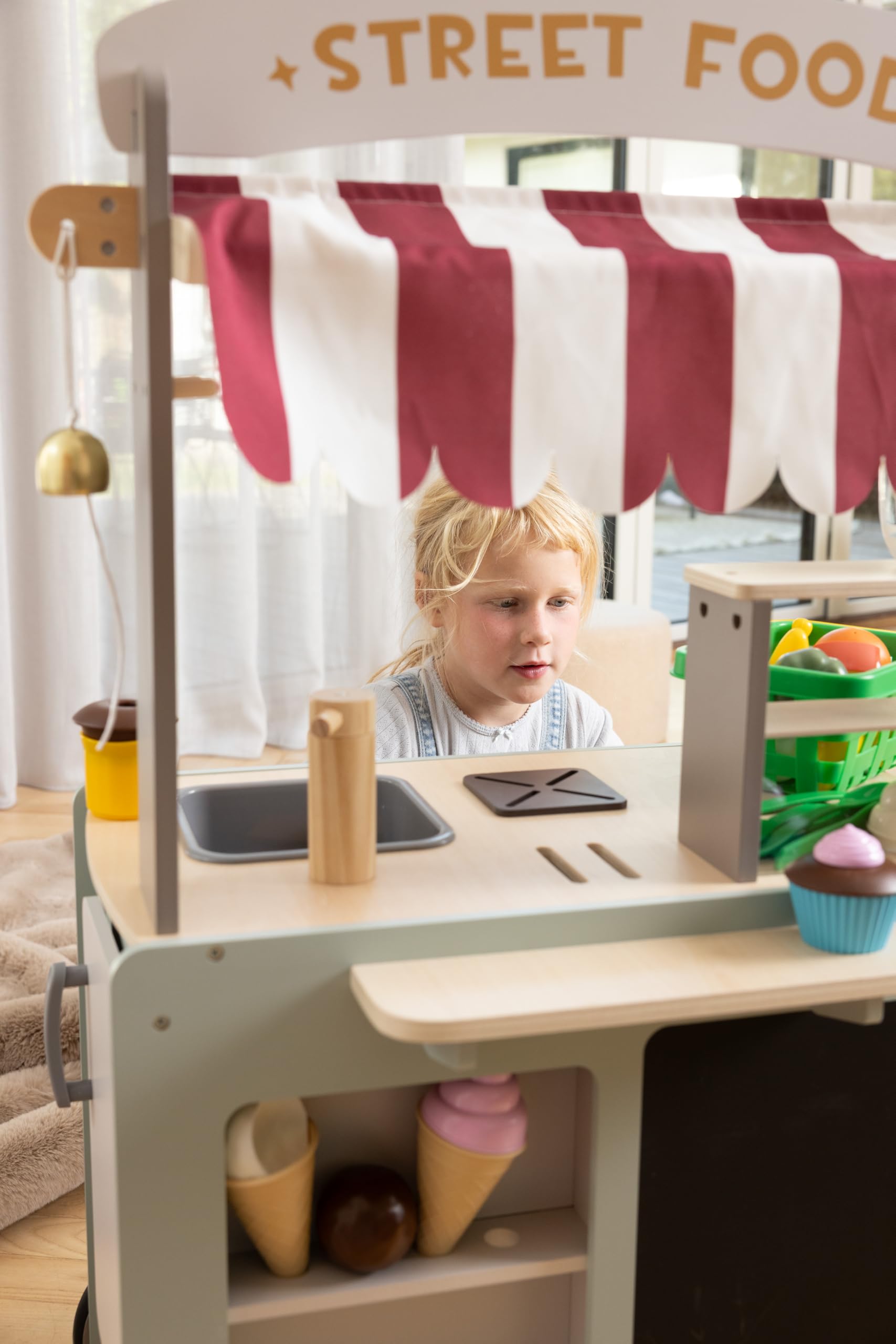 Dantoy Street Food Wagen Holz Imbisswagen Playful Wood mit Rollen Streifenrollo Ofen Waschbecken Kochplatte für Kinderküchen und fantasievollen Spielen