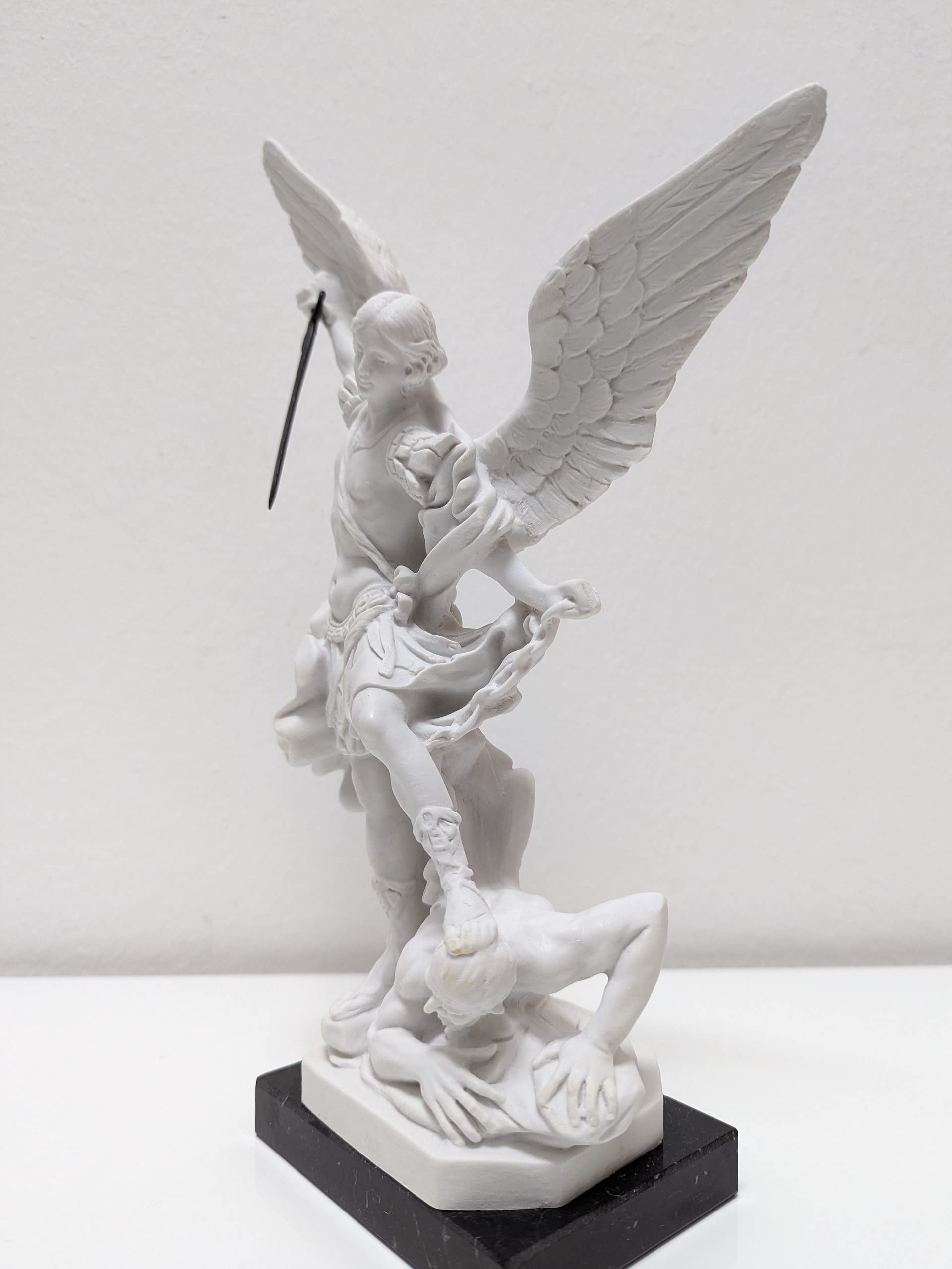 OVUNQUE PROTEGGIMI Statua św. Michała Archanioła Biały 31 cm (12,20 cala) Marmurowy proszek - Made in Tuscany. Statua św. Michaela białego marmuru