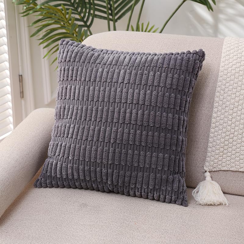 Coussin décoratif 47 Generico aux finitions soignées pour intérieur élégant