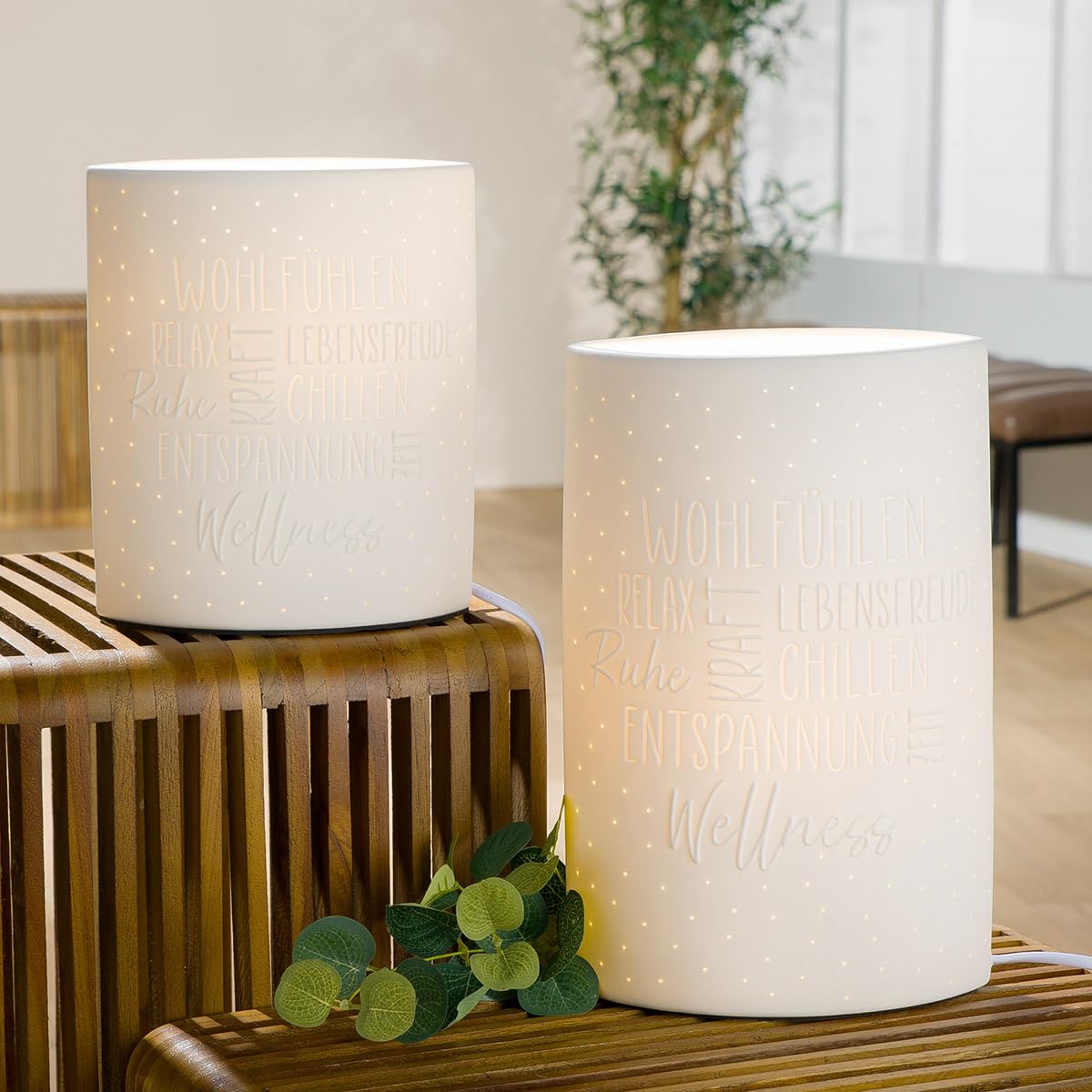 GILDE Lampada da tavolo Wellness in porcellana bianca con scritta, altezza 20,5 cm, decorazione soggiorno, camera da letto, ufficio, illuminazione