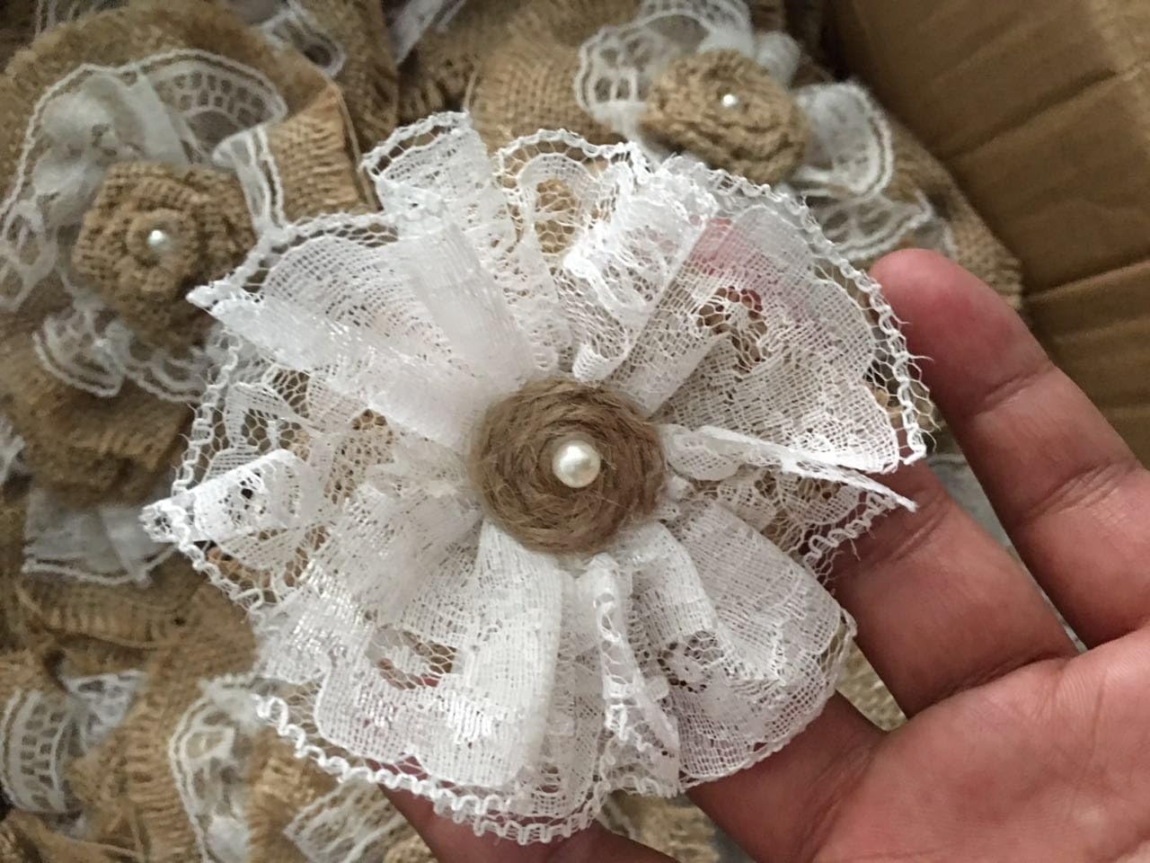 ハンドメイド黄麻布バラ レース付き (10個パック)