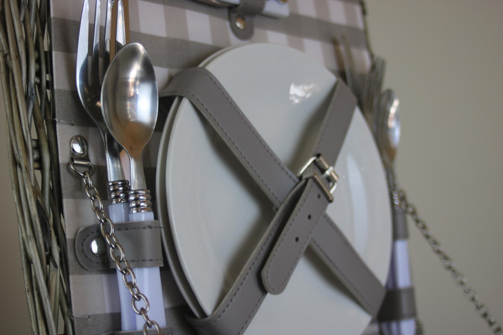 2 Personas gris de Cuadros Ajustado Mimbre Sauce Picnic Cesta de regalo con enfriador CUBIERTOS PLATOS