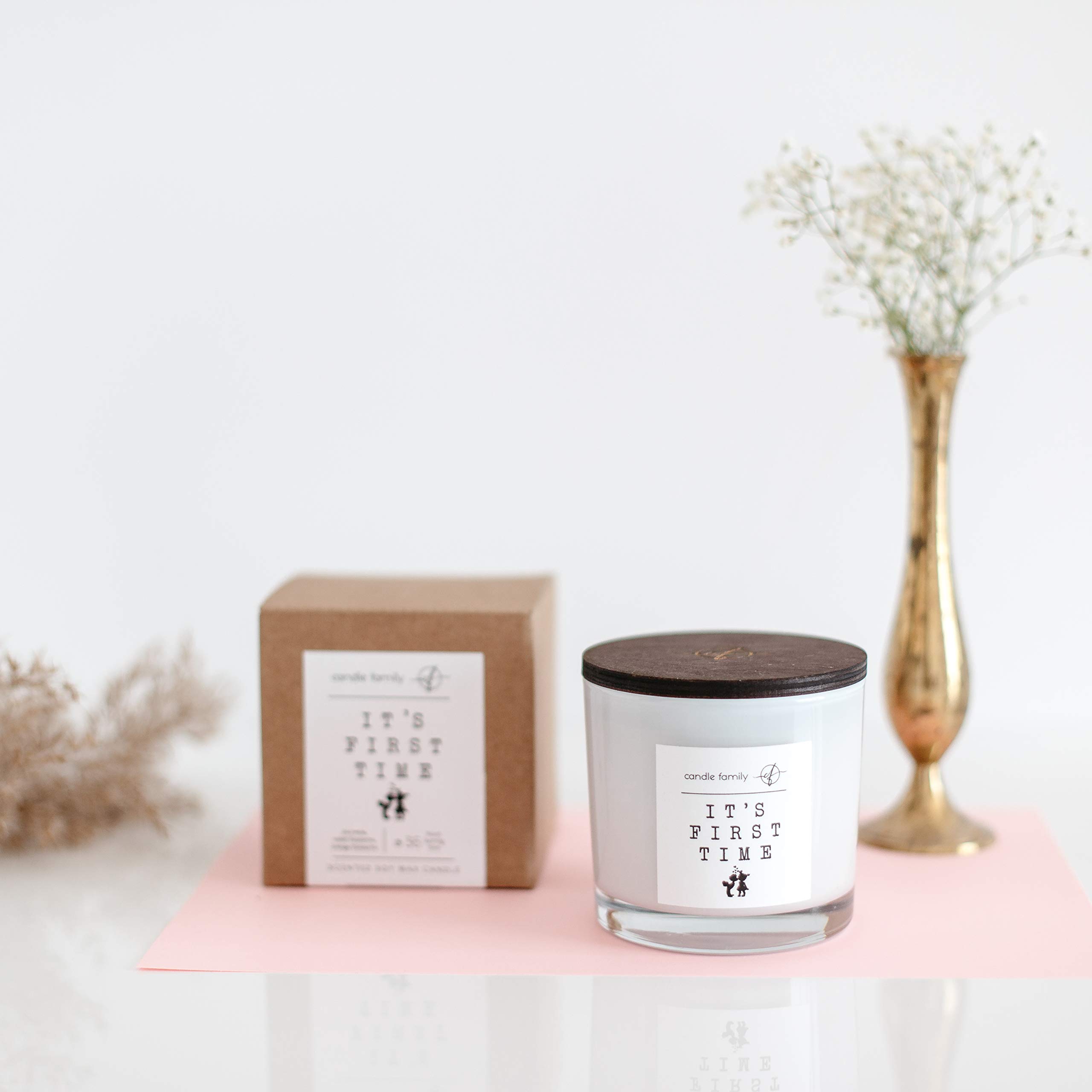 Candle Family Happy Home Bougie en cire de soja avec couvercle en bois élégant et parfum relaxant - Raisin rouge, pomme et ambre - Durée de combustion : 30 heures - 10 x 10 cm