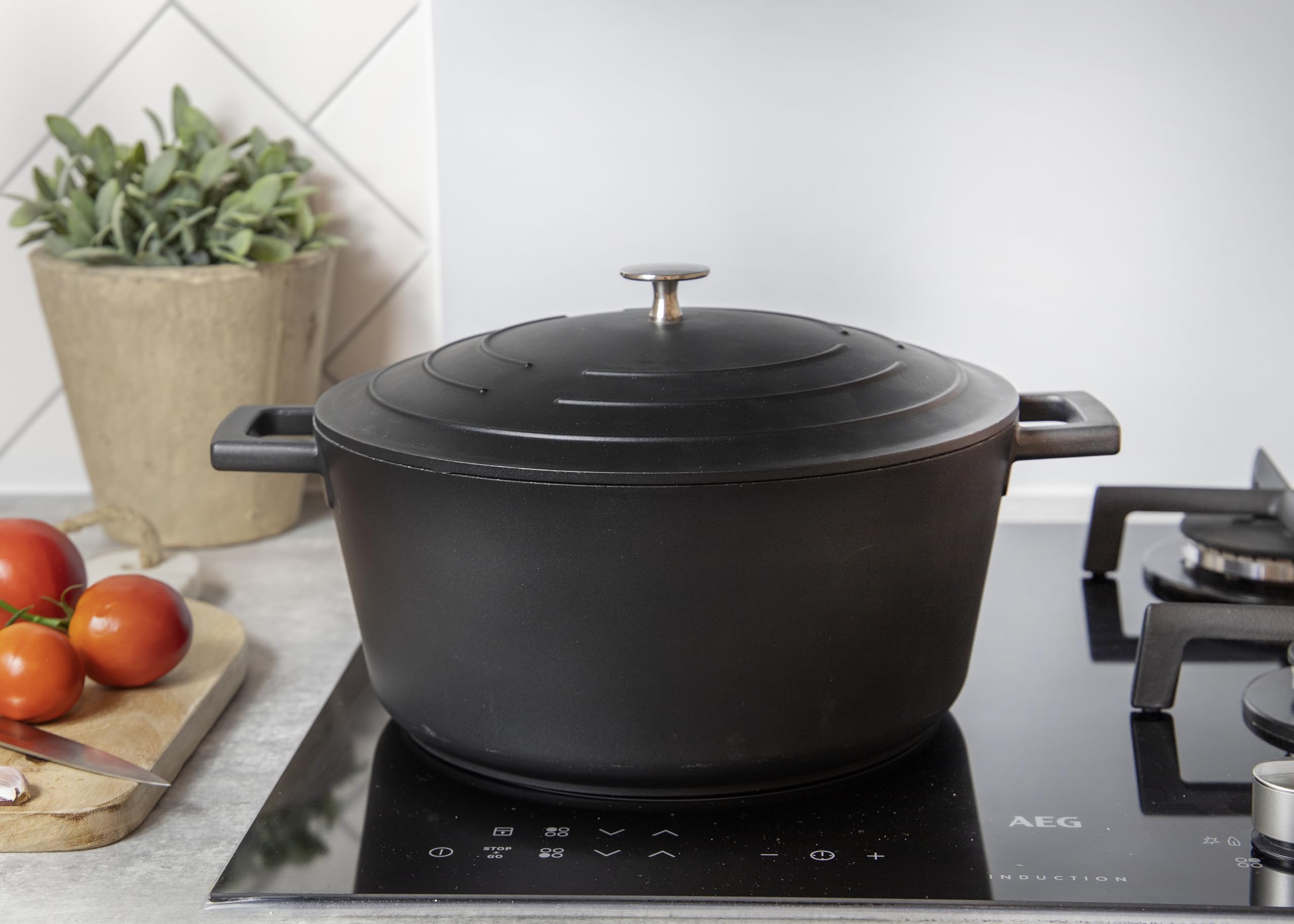 Kitchen Craft, Lekki Garnek na Zapiekankę z Pokrywką MasterClass, Okrągły, 5 litrów, 28 cm, do Kuchenek Indukcyjnych, Odlewane Aluminium, Kolor Czarny (B072JH8JGG)