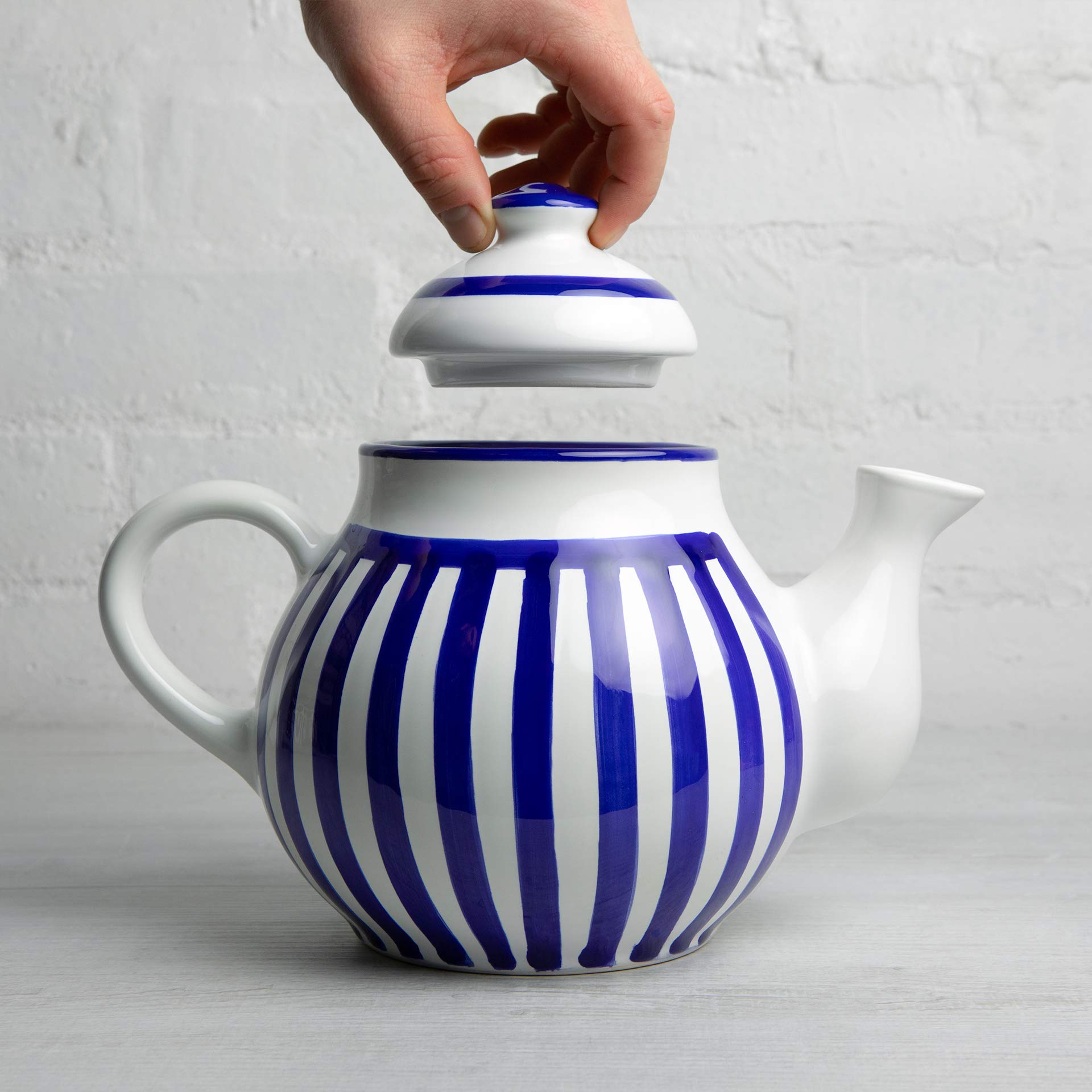 City to Cottage | Théière | à rayures bleu marine et blanches en céramique avec couvercle et anse faite et peinte à la main | Grande 1,7L 4-6 tasses
