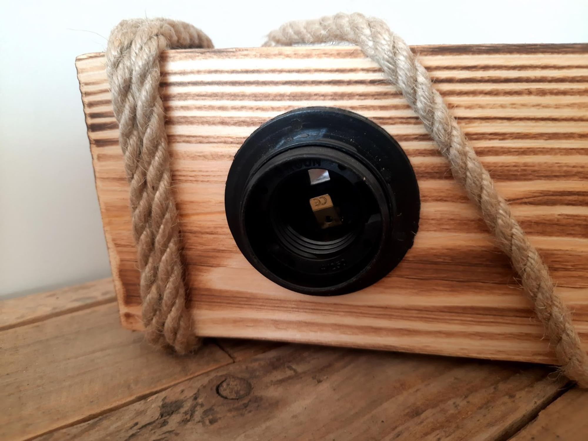 Lampadario a sospensione in legno e corda stile industriale, rustico, da campagna, chic, con 3 lampadine (E27)