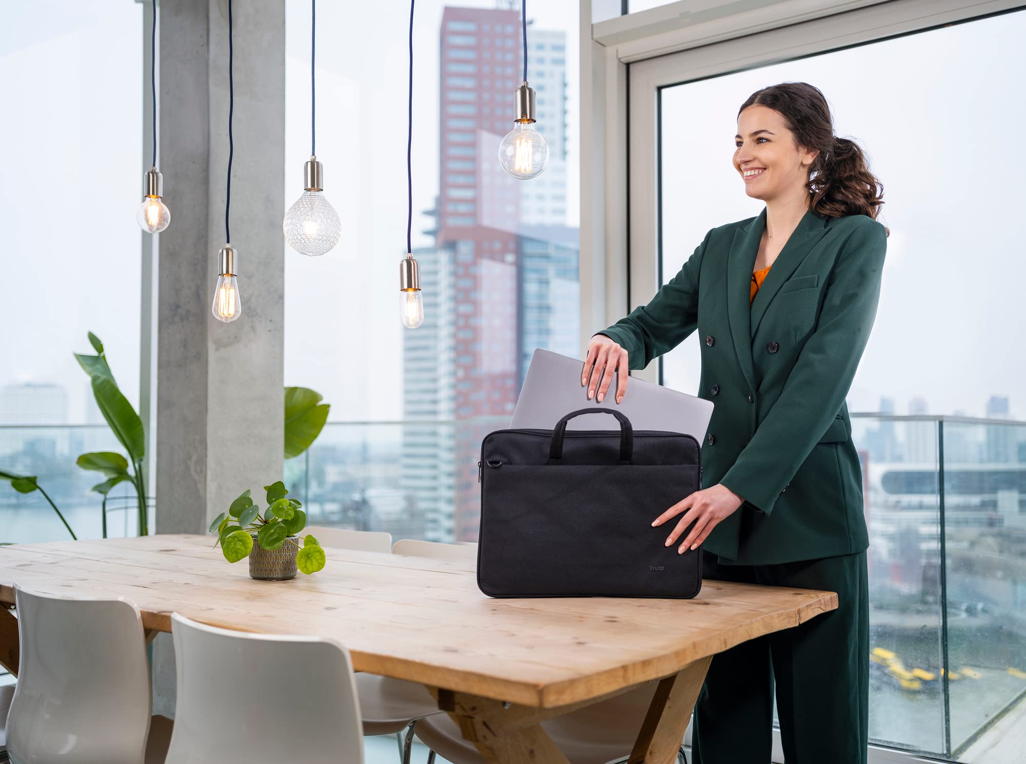 Trust Bologna Slim Eco Borsa per Laptop fino a 16", Borsa per Laptop Sostenibile in Plastica Riciclata, con Tracolla, Custodia per Viaggio, Lavoro, Ufficio, Scuola