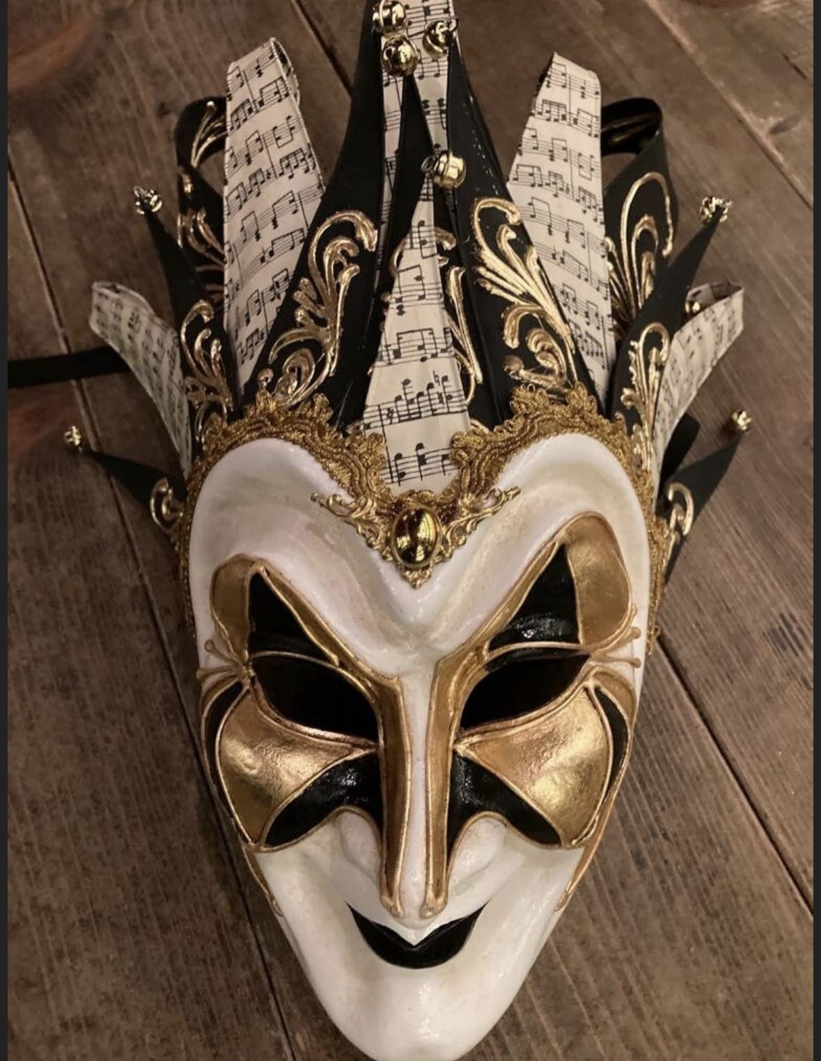 Narren Maske in Gold und Schwarz f Luxus venezianische Maske in Gold und Schwarz.