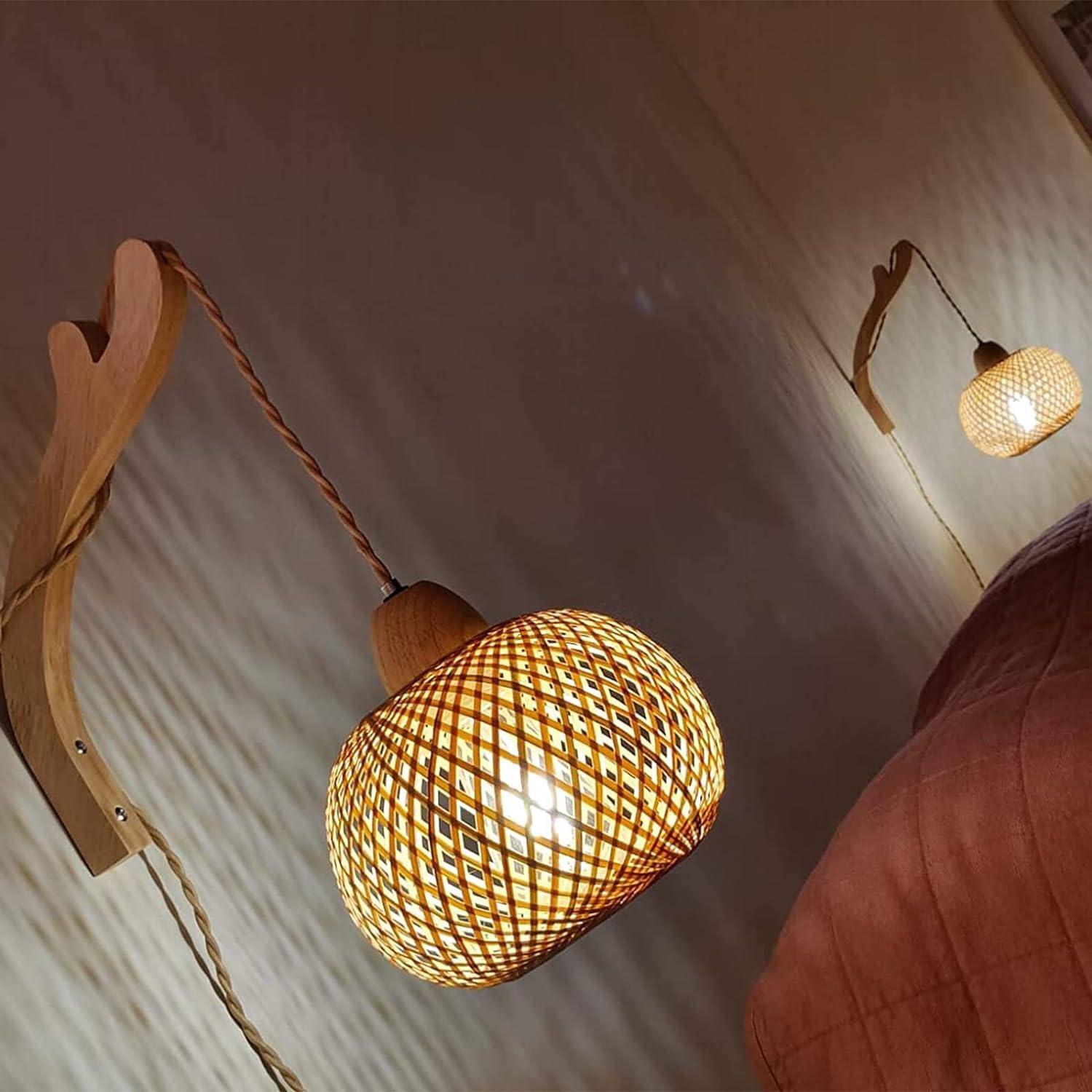 Drewniana Lampa Ścienna Wewnętrzna, Vintage Lampa Ścienna z Wtyczką i Przełącznikiem, Latarnia Bambusowa E27 Retro, Rattanowa Kinkiet do Sypialni Salonu (Bez Żarówki)