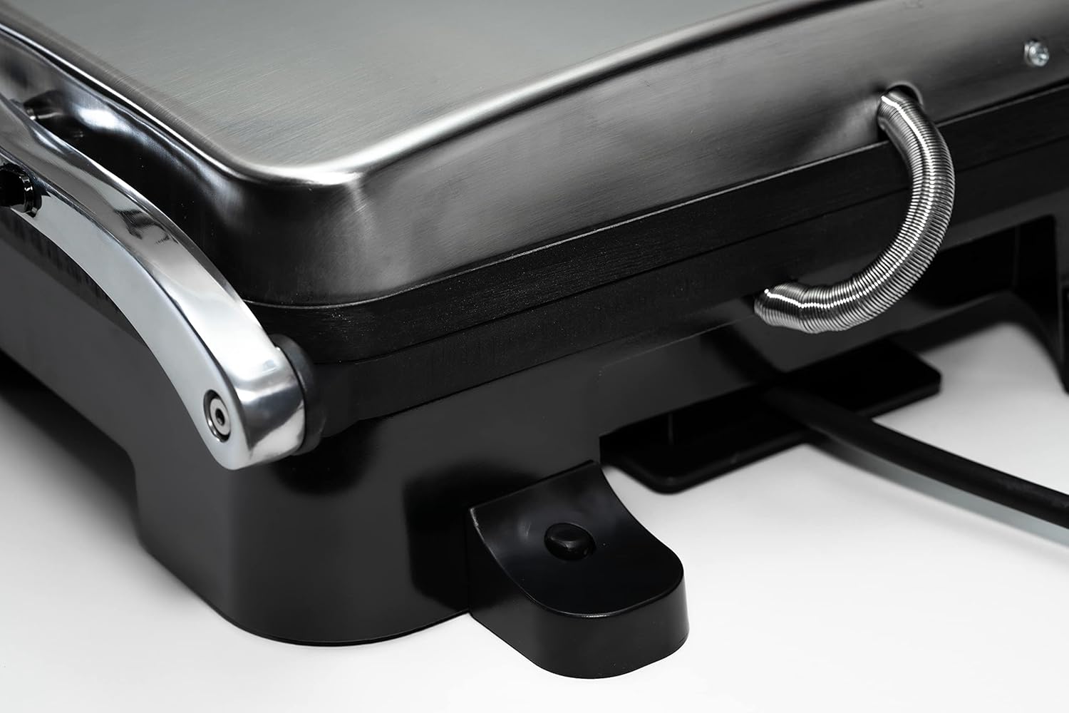 Close-up of the power cord neatly wrapped around the base of the Daewoo DI-9471 Multi Grill.