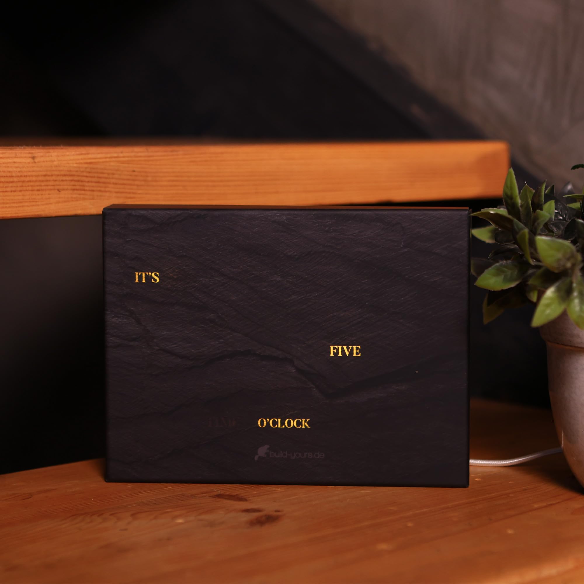 Elegant BoxClock Schiefer-Optik – Digitale Uhr für den Tisch mit LED-Anzeige und verstellbarem Ständer – Moderne Schreibtischuhr für Zuhause, Büro und stilvolle Einrichtung