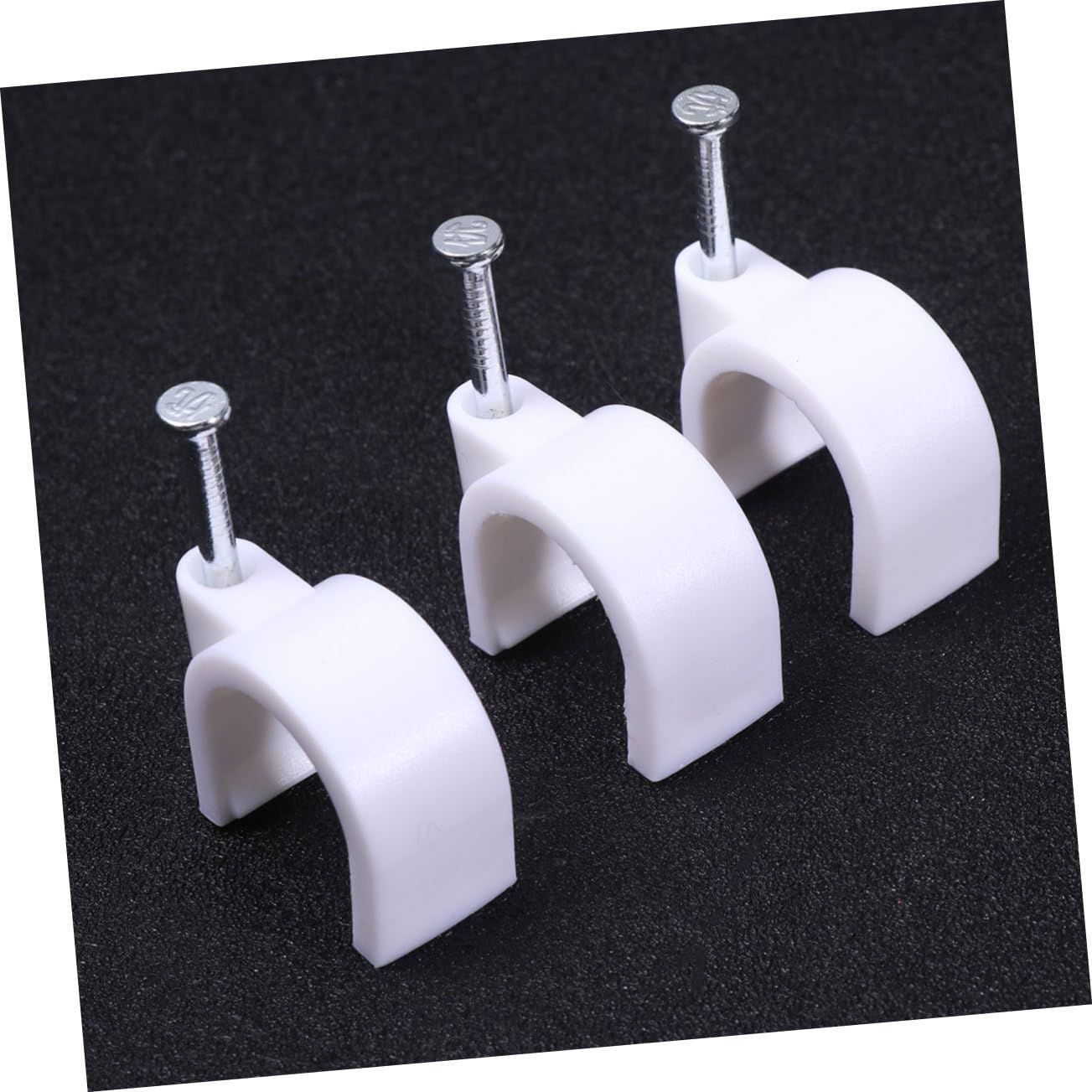 NUOBESTY Lot de 100 Clips de Câble en Pvc Blanc, Clous en Acier, Fixation Murale pour Tubes Cuivre, Installation Facile pour Câblage Intérieur