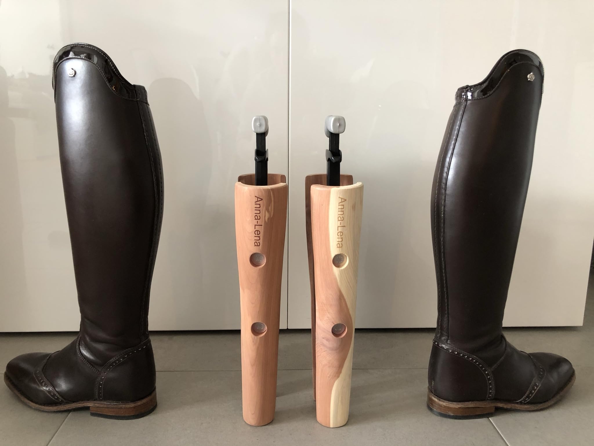 DELFA - Tendistivali in legno di cedro, lunghezza 35 cm, meccanica innovativa, forma esclusiva con nome personalizzato