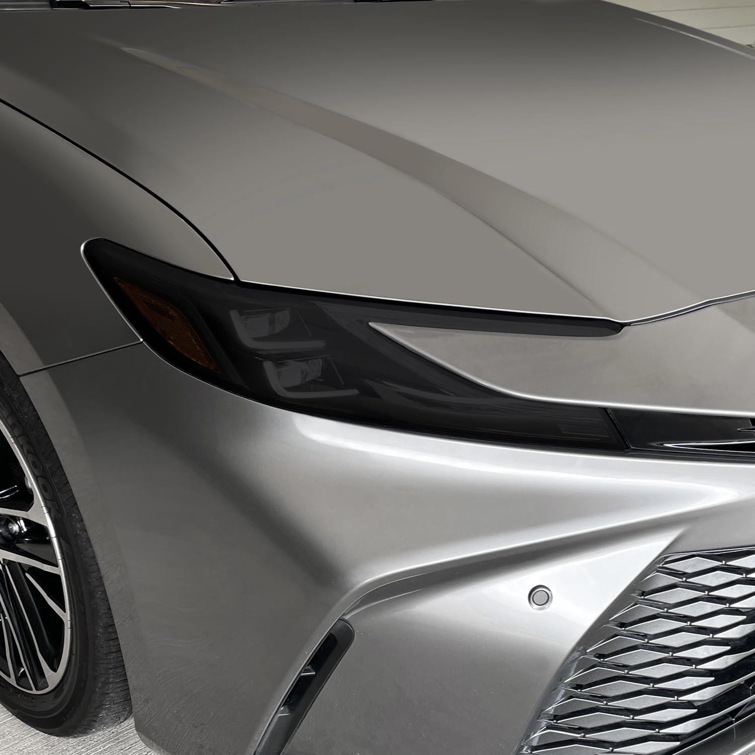 Teinte phare Toyota Camry 2025-2026 film vinyle prédécoupé SlickMod fumé clair