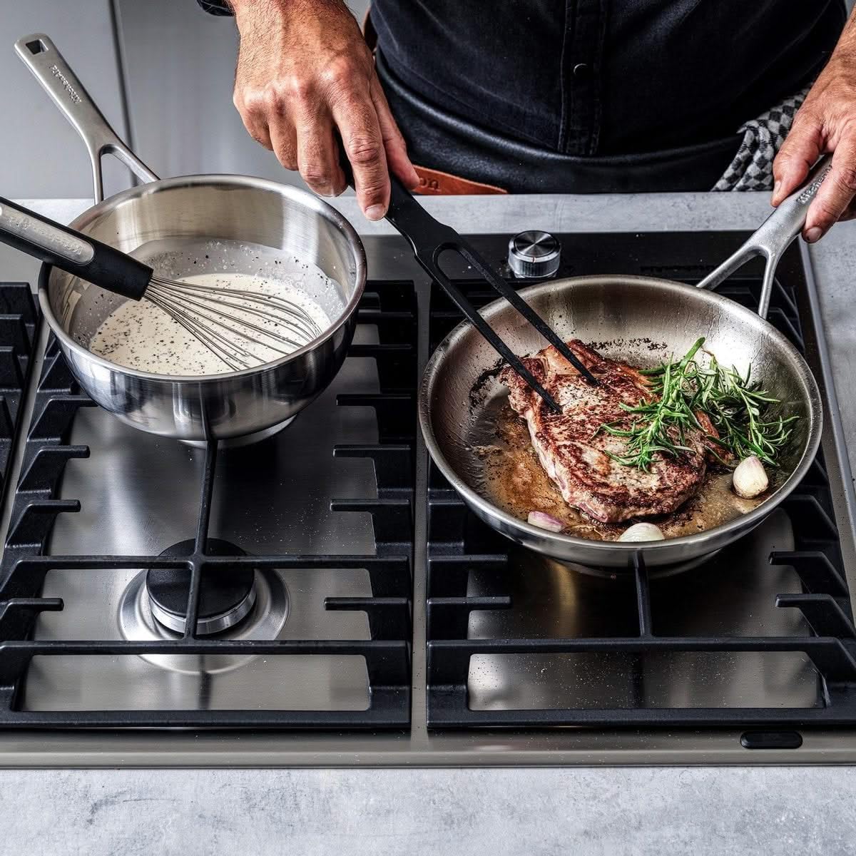 KitchenAid MultiPly Poêle En Inox 3 Couches 28 Cm, Sans Revêtement, Noyau Aluminium, Bord Verseur, Induction, Four 220°C, Lave-Vaisselle, Argent