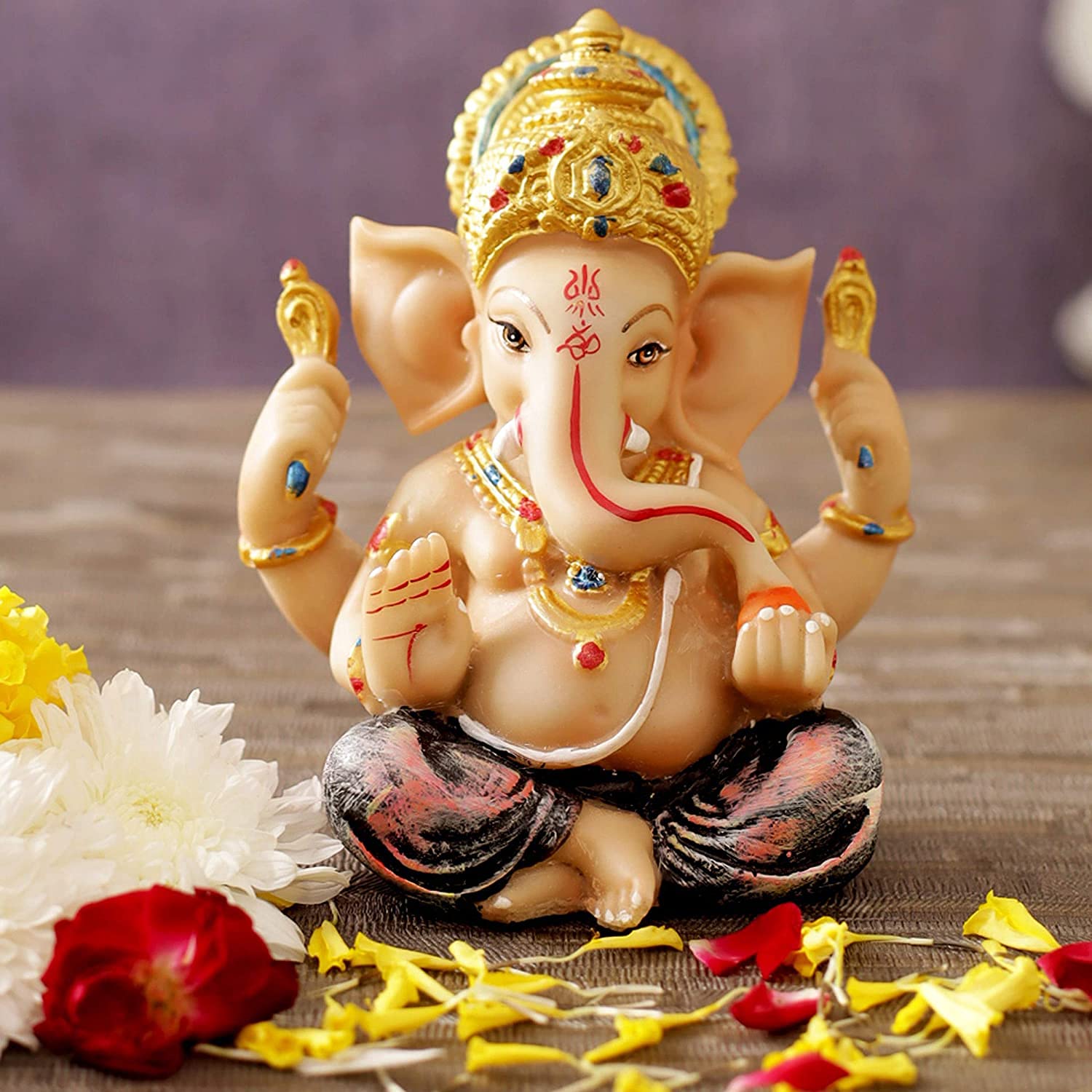 Statue de Ganesh et diyas multicolores pour illuminer Diwali