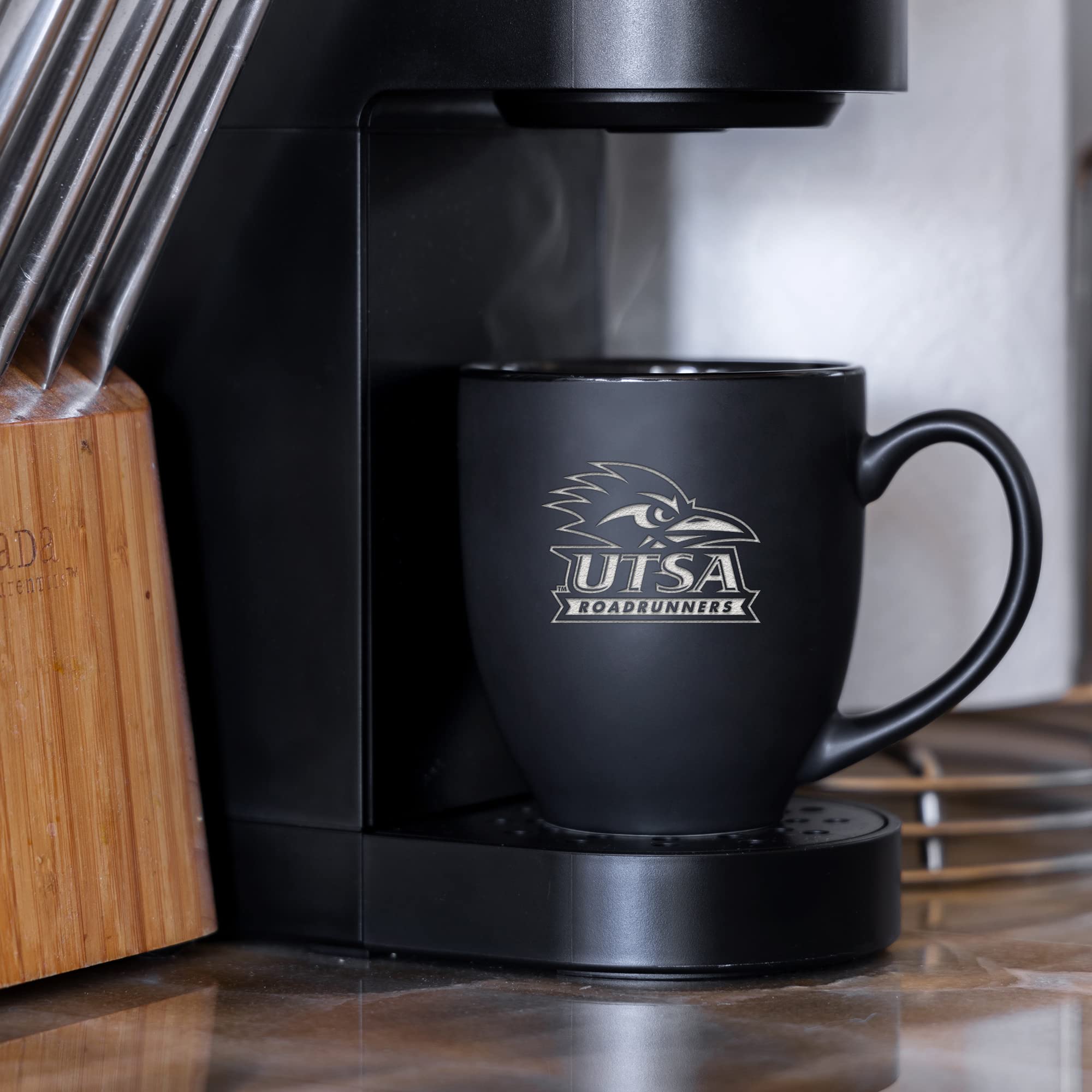 Rico Industries NCAA Texas-San Antonio Roadrunners - UTSA Main - Taza bistró negra mate de 16 onzas - para bebidas calientes o frías - Logotipo del equipo grabado para una sensación única