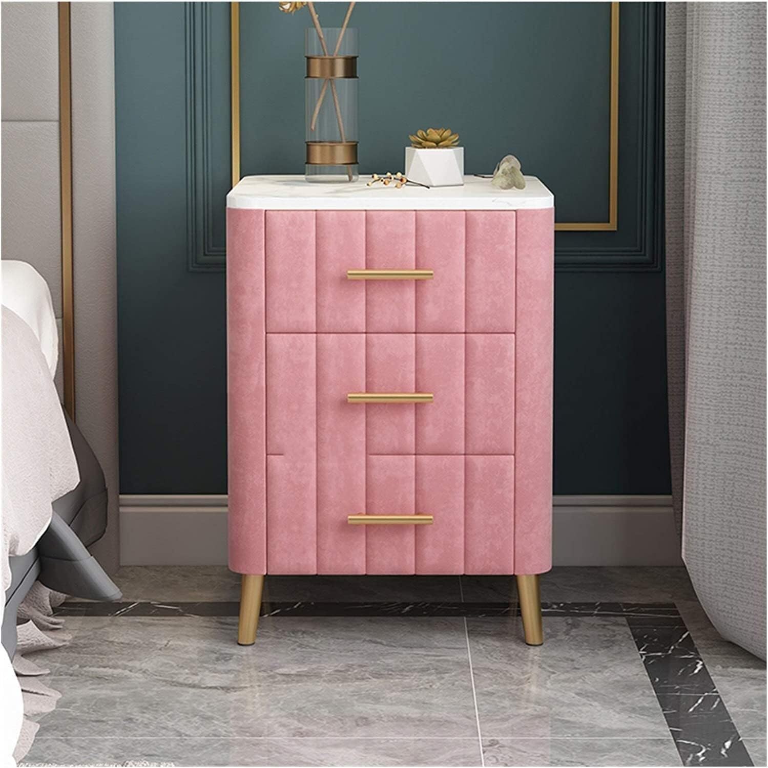 Table de chevet en marbre rose avec 3 tiroirs de rangement pour chambre ordonnée