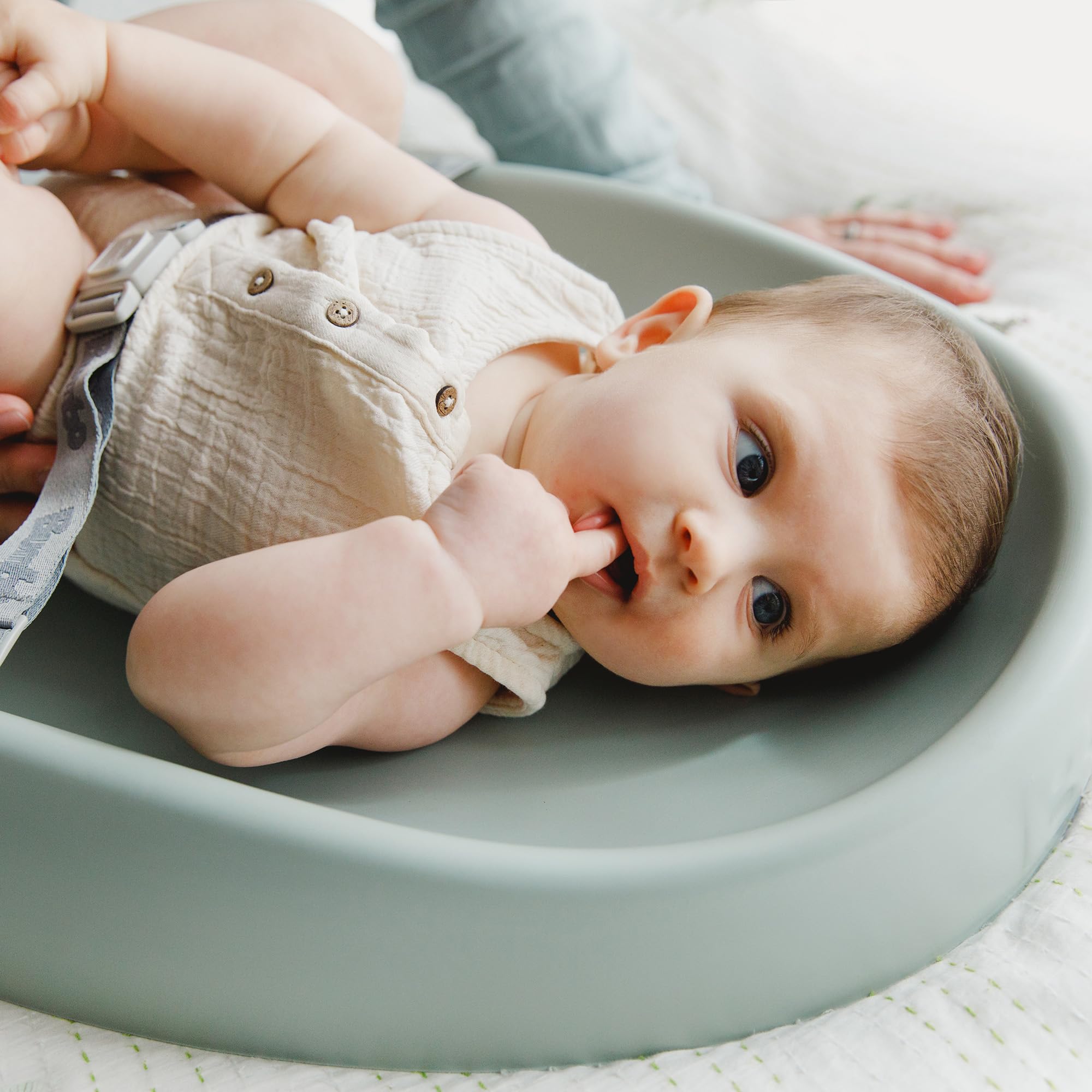 Bumbo Wickelunterlage – Konturierte Baby-Wickelunterlage aus Schaumstoff mit Sicherheitsgurt, wasserdicht und leicht zu reinigende Oberfläche, rutschfeste Unterseite, komfortables und sicheres Design