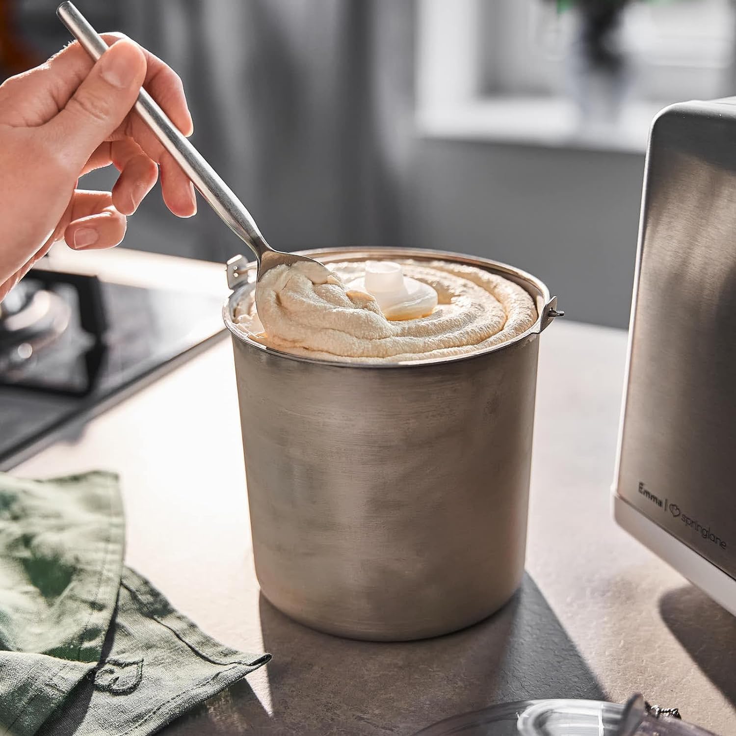 SPRINGLANE Eismaschine Emma 1,5 L mit selbstkühlendem Kompressor 150 W, aus Edelstahl mit entnehmbarem Eisbehälter, inkl. Rezeptheft (Silber, Emma Silber + 4 Eisbehälter Mini 400ml Grau)