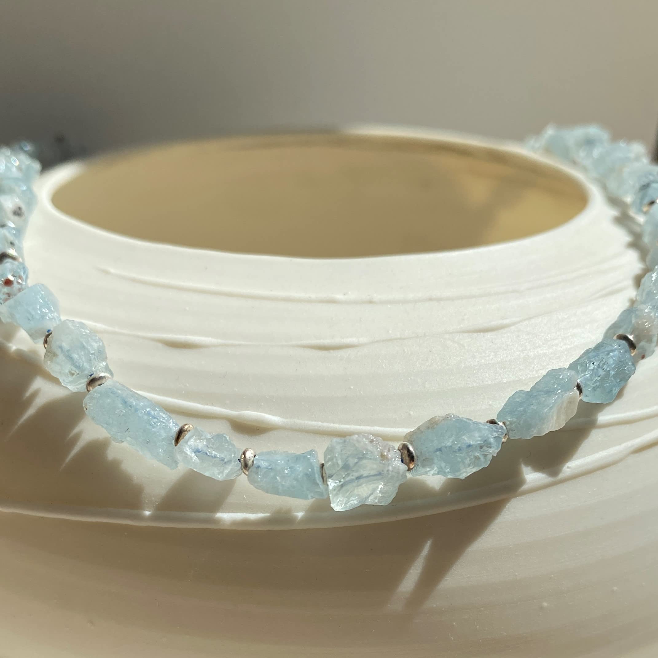 Aquamarin Rohstein Halskette mit Silber Zwischenteilen – Naturstein Kette hellblau, handgemacht, Unikat Schmuck, Boho/Beach Style, Geschenk für sie