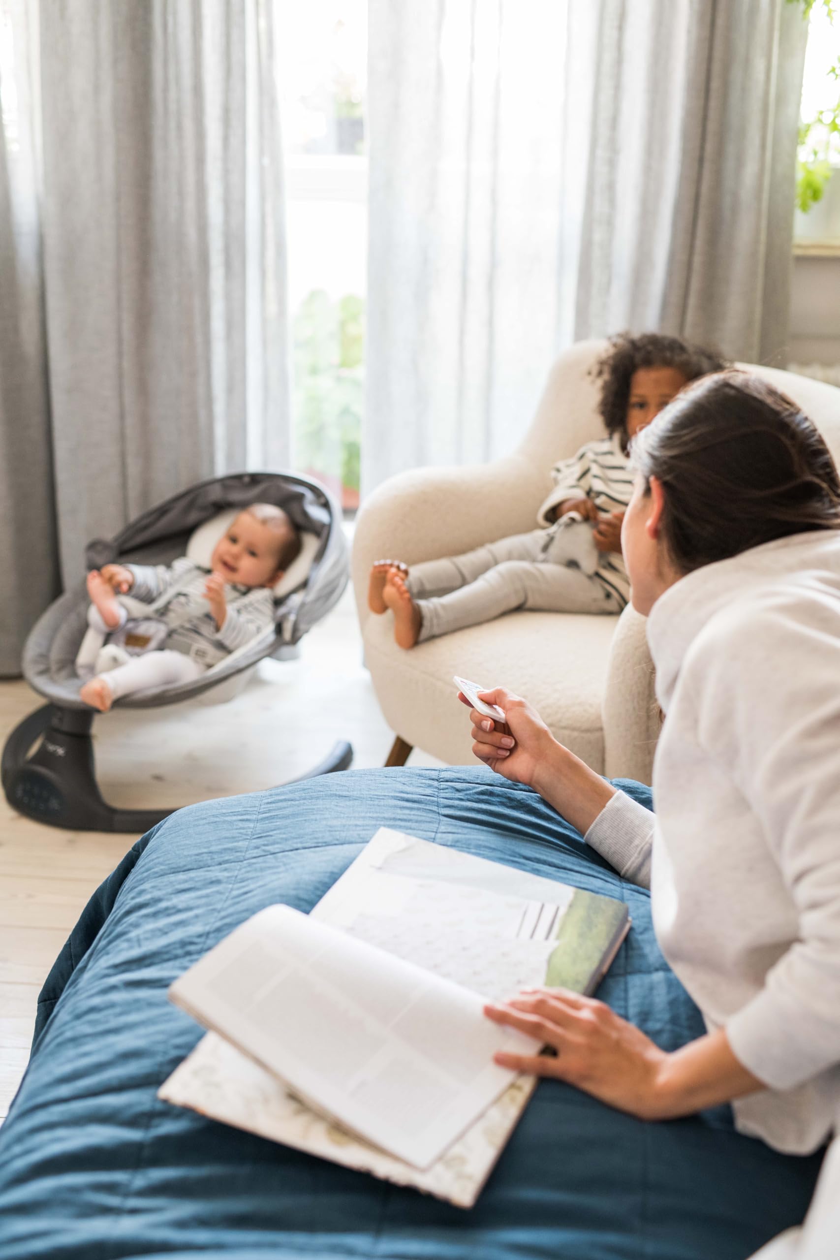 MoMi KENANI Mecedora para Niños hasta 9 kg, Plegable, con Mando a Distancia y Bluetooth, Funciona con Pilas/Electricidad, Arnés 5 Puntos, Visera Solar