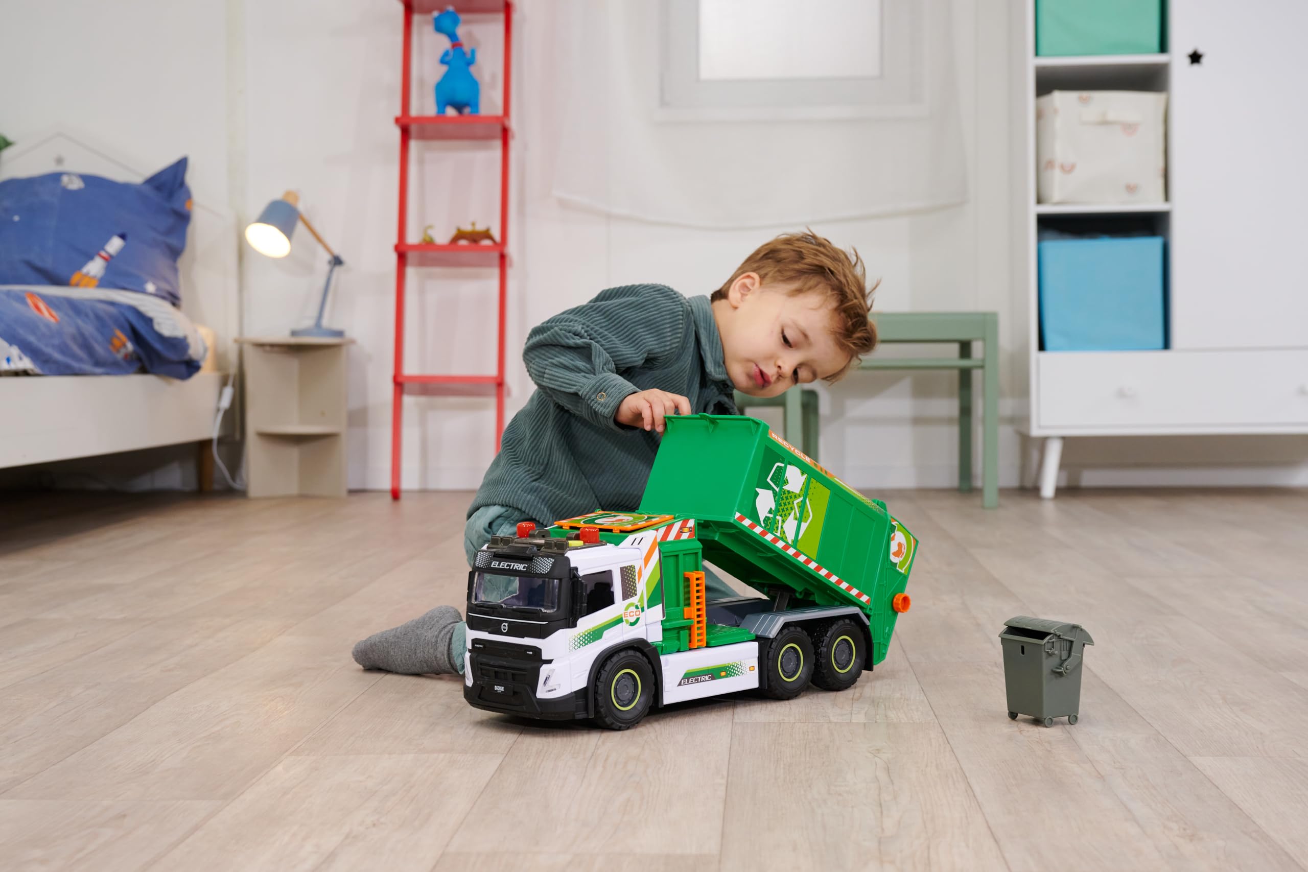 Dickie Riesenrecycling-LKW Volvo FMX 55 cm, Müllsammelwagen mit Licht und Sound, manuelle Kippfunktion, bewegliche Teile, Frontfach und Mülleimer, ab 3 Jahren (203749040)