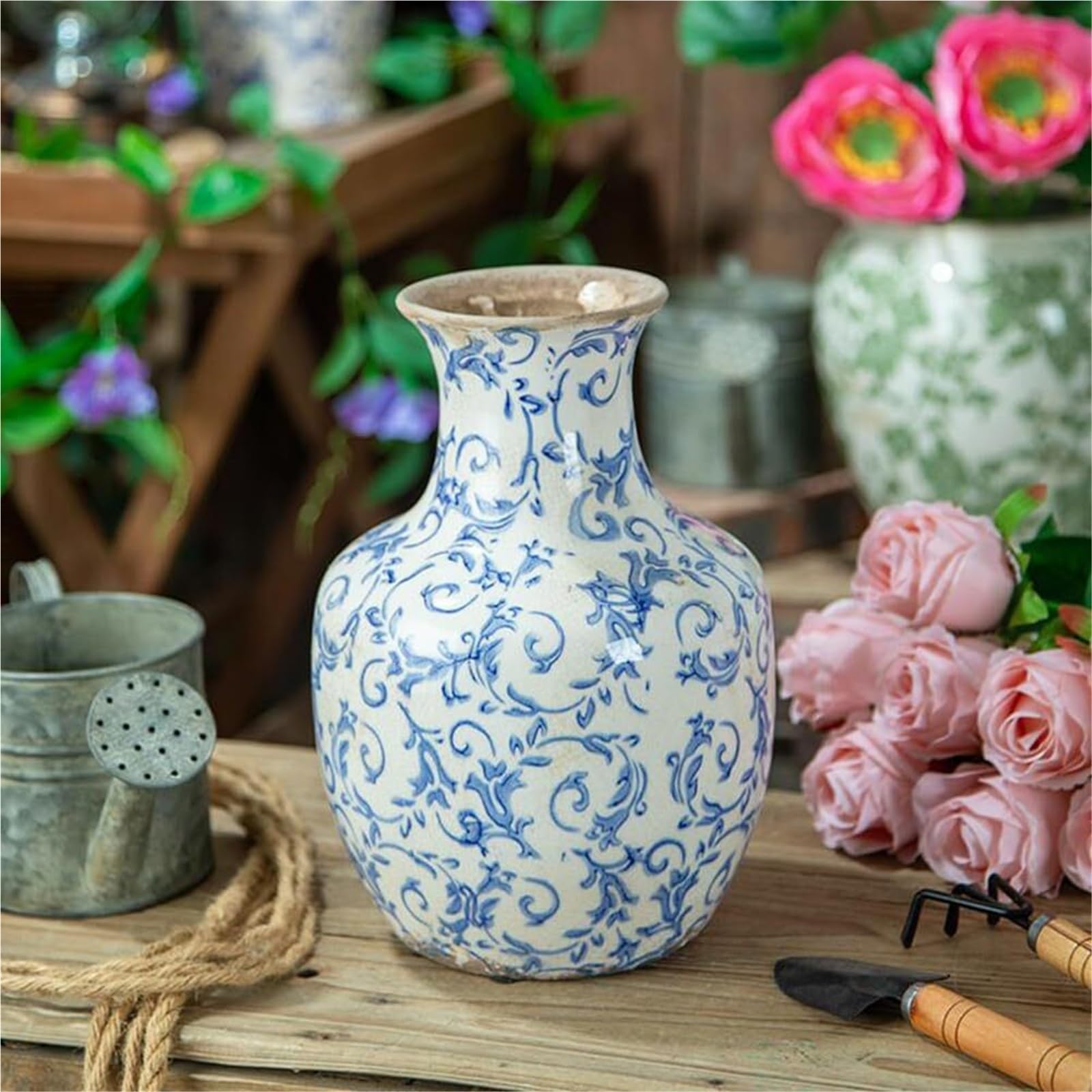 Vase en porcelaine bleu et blanc vintage avec finitions artisanales haut de gamme
