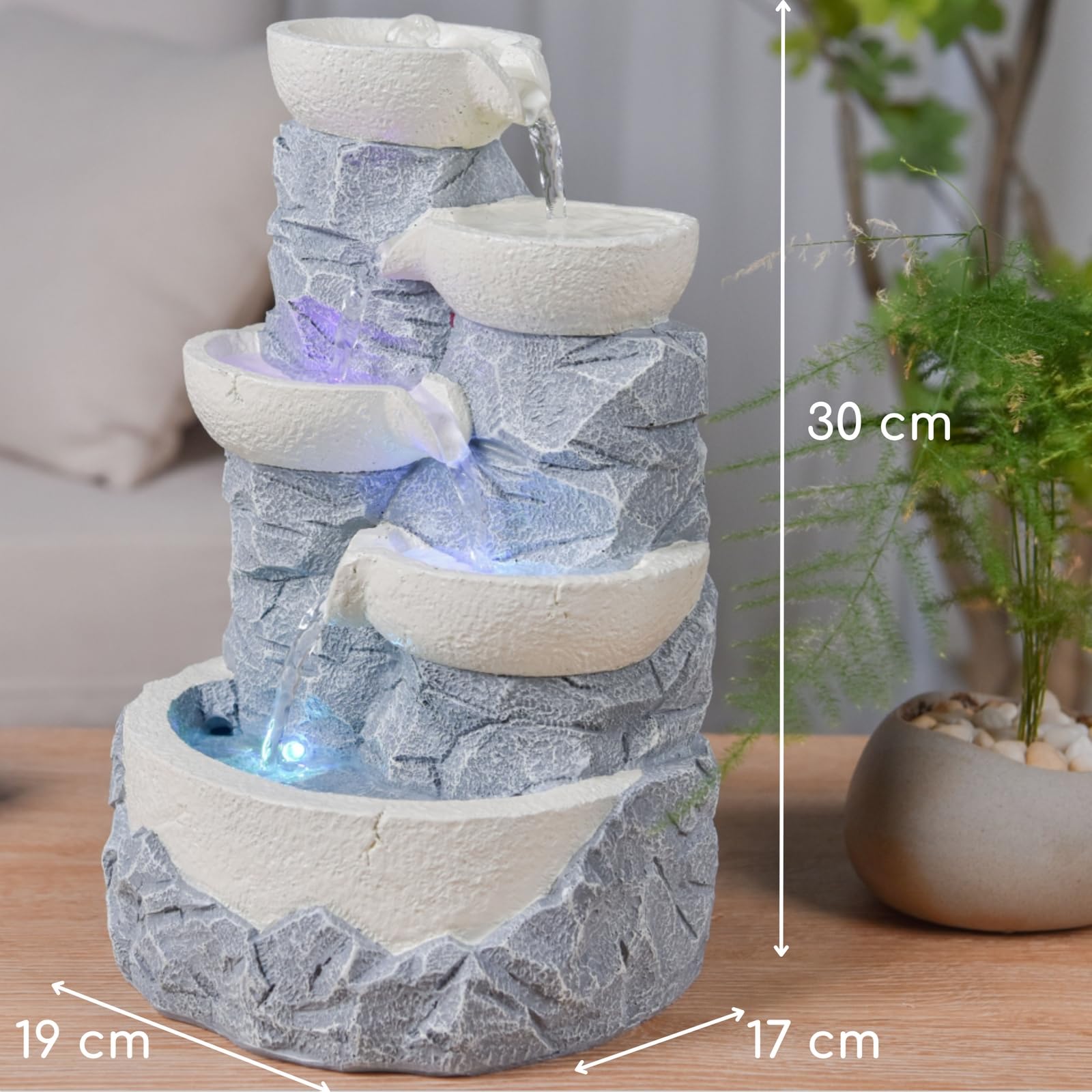 Fontaine d’Intérieur Cascade 4 Niveaux Jarre Effet Pierre Naturelle Lumière LED Coloré, Déco d’intérieur Zen et Reposant, Fontaine de Table, Idée Cadeau Exceptionnelle, H 31cm – Ganda Zen’Light