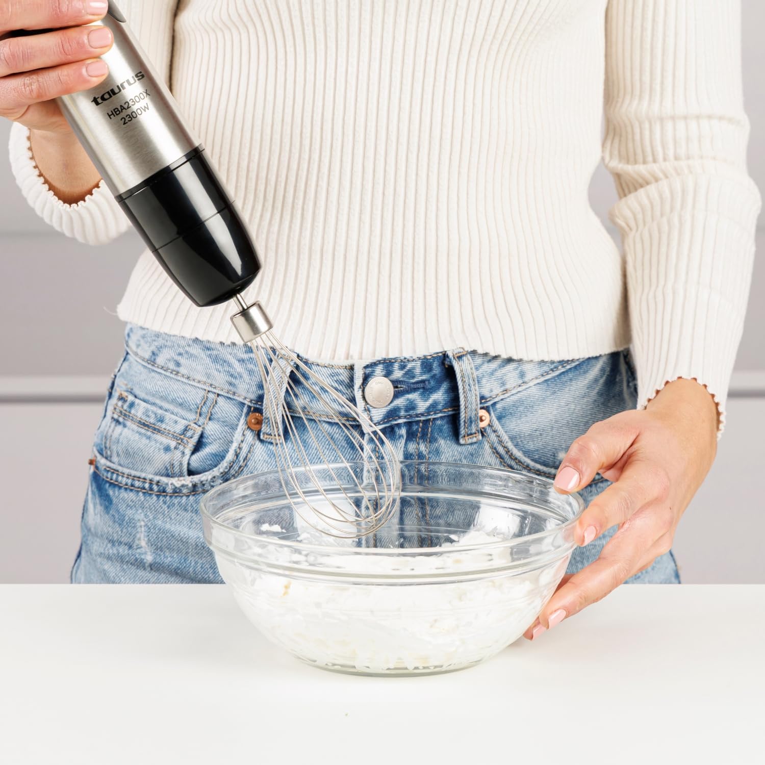 Taurus – Blender ręczny HBA2300X | 2300 W | 4 ostrza ze stali nierdzewnej | regulator prędkości | funkcja Turbo | Konstrukcja zapobiegająca rozpryskiwaniu | Akcesoria: kubek z miarką 1 l, rozdrabniacz