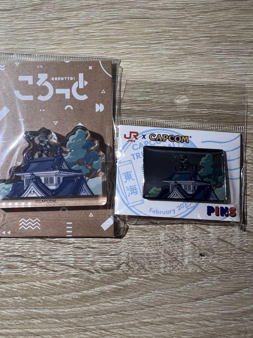 カプ旅 豊橋クエスト ウツシ教官 ころっと ピンズ ステッカー 3点セット カプ旅 豊橋クエスト ウツシ教官 ころっと ピンズ ステッカー 3点セット