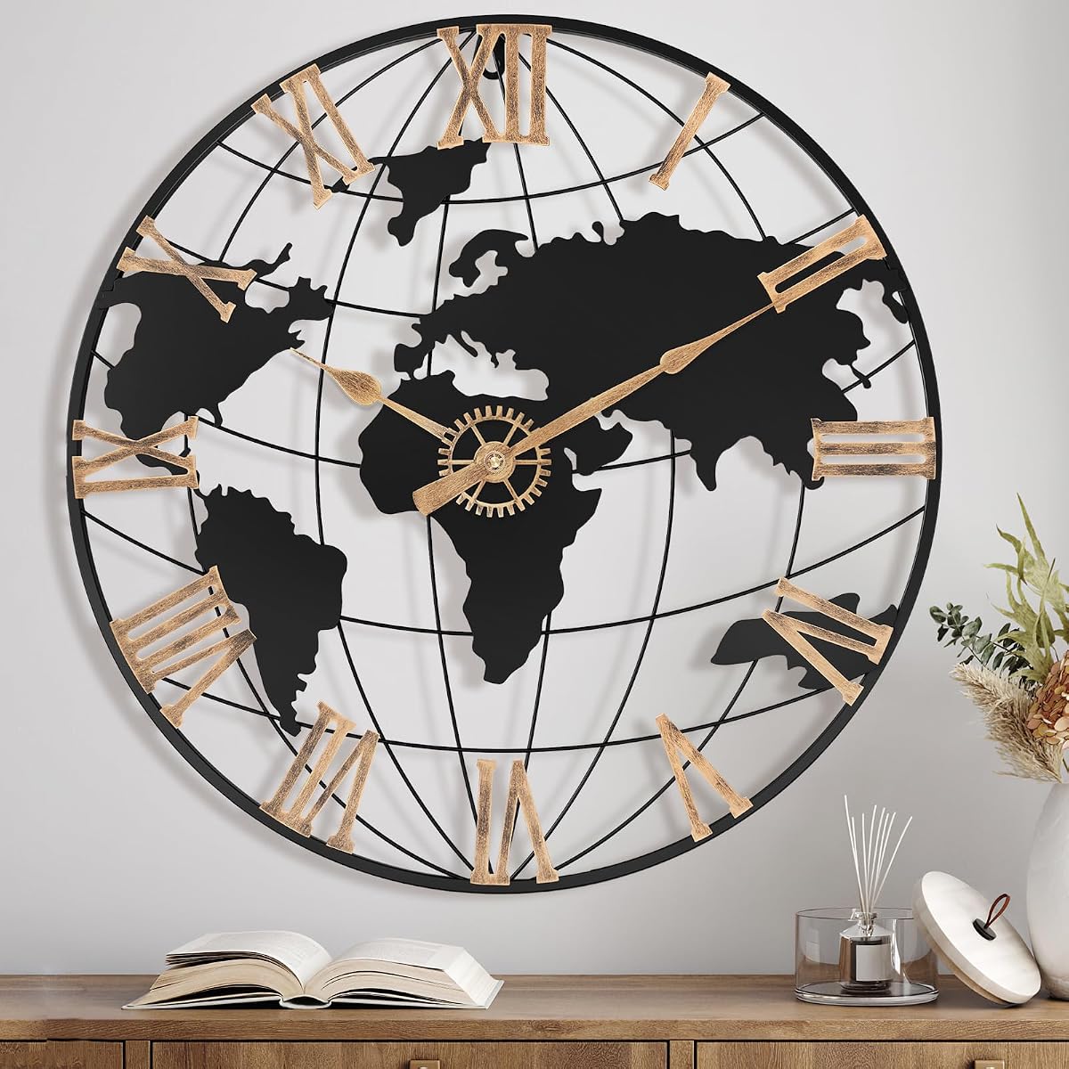 Pytha Sight Reloj de pared con números romanos dorados vintage con mapa del mundo grande de 24 pulgadas | Relojes de pared con mapa del mundo de metal, silenciosos, decorativos, modernos, grandes, de 24 pulgadas, para decoración de oficina, comedor y sala de estar