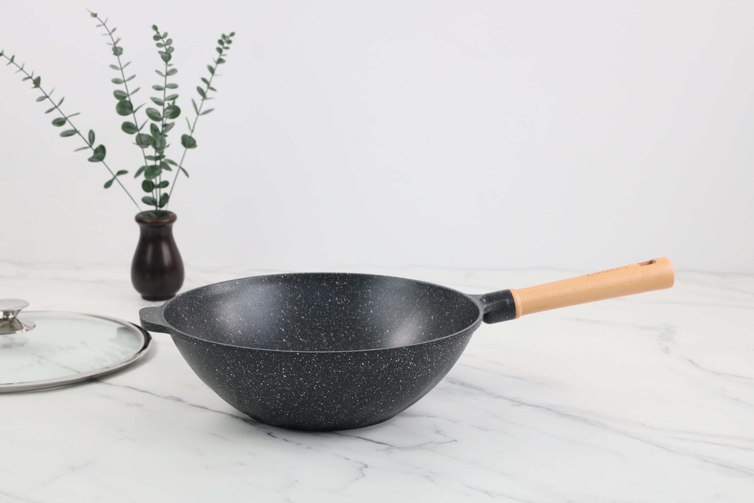 KAMBERG - Wok 32 cm - 5,0 litri - Manico fisso in legno - Ghisa di alluminio - Rivestimento in pietra - Coperchio in vetro - Tutti i fuochi inclusi induzione - Senza PFOA - 0008220