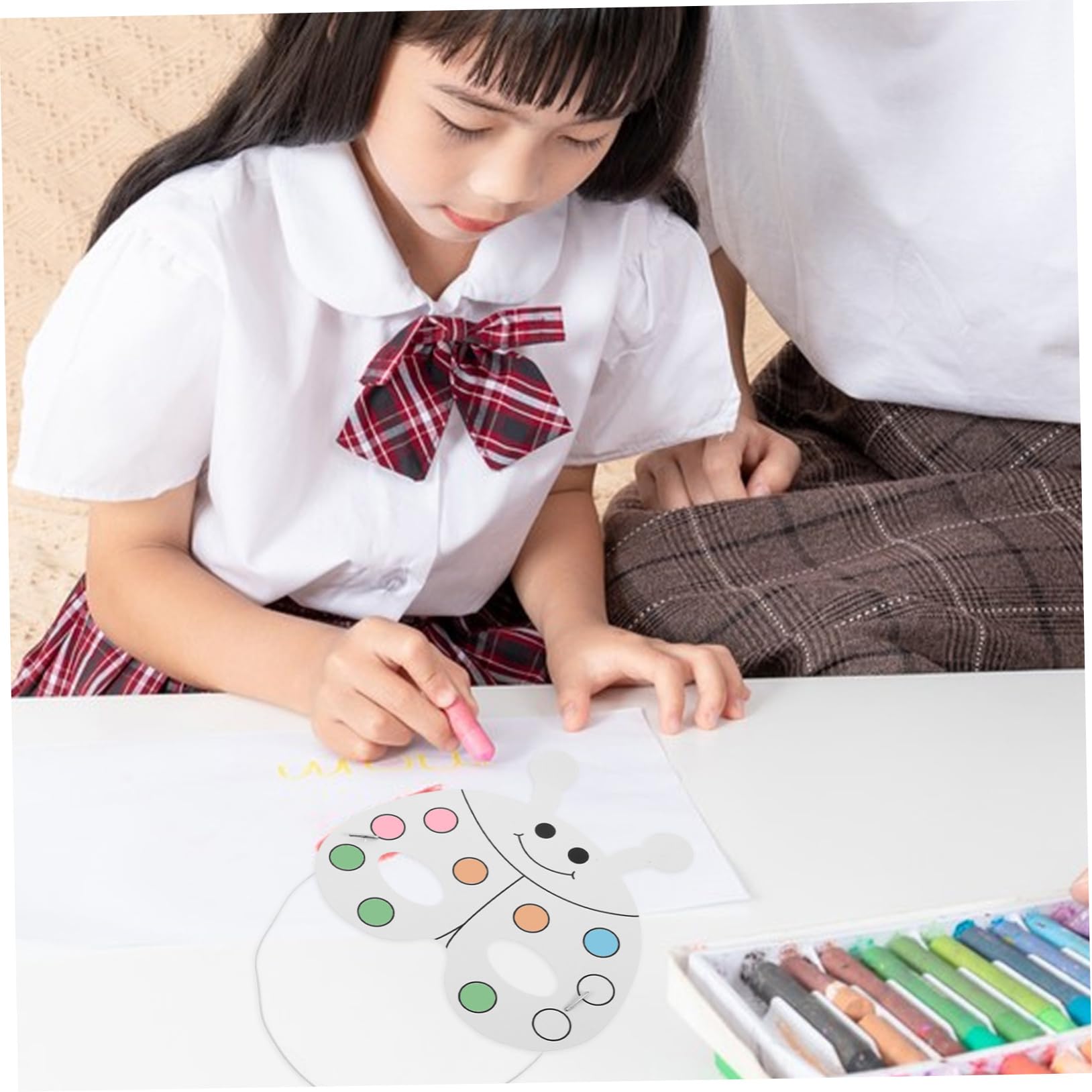 YARNOW Set di Maschere di Carta per Bambini con Pig Mask da Colorare, 24 Pezzi con 12 Pennarelli Acquerello per Maschere di Animali, per Spettacoli Teatrali e Sviluppo Stile Casuale