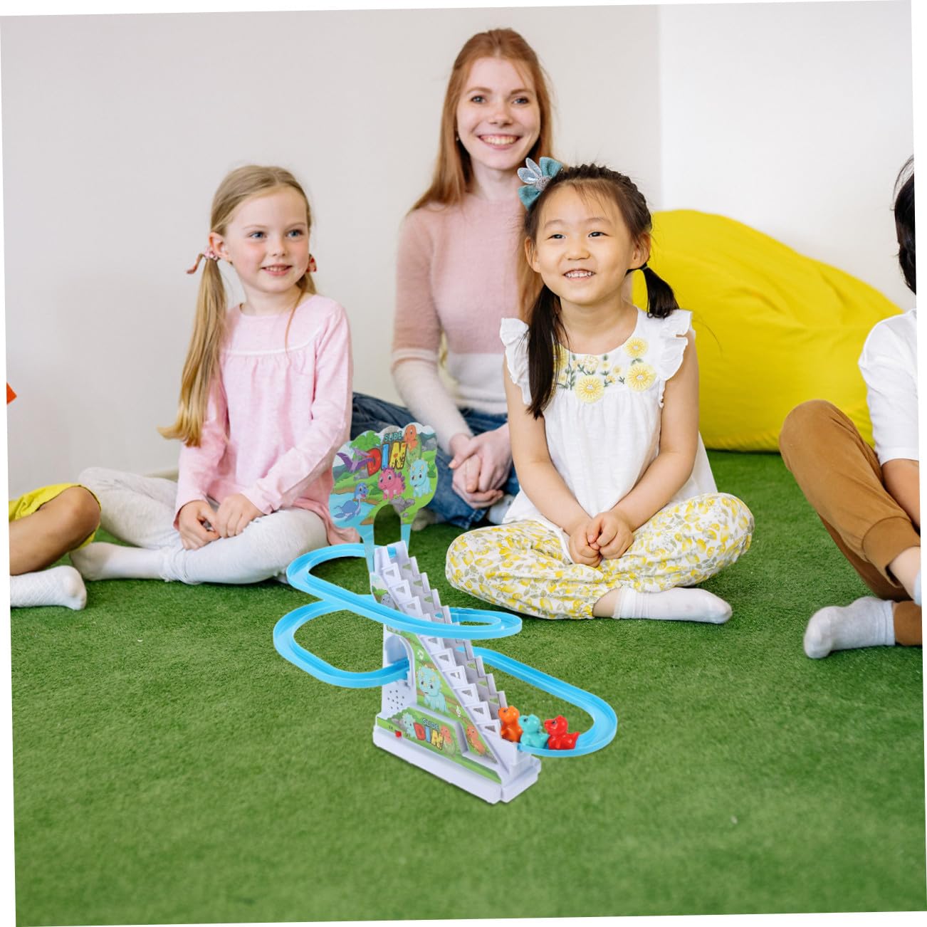GALPADA Giocattolo Dinosauro su Pista Elettrico in Plastica Argento | Resistente All’usura e Inodore, per Bambini, Coordina Mano-occhio e Abilità Manuali