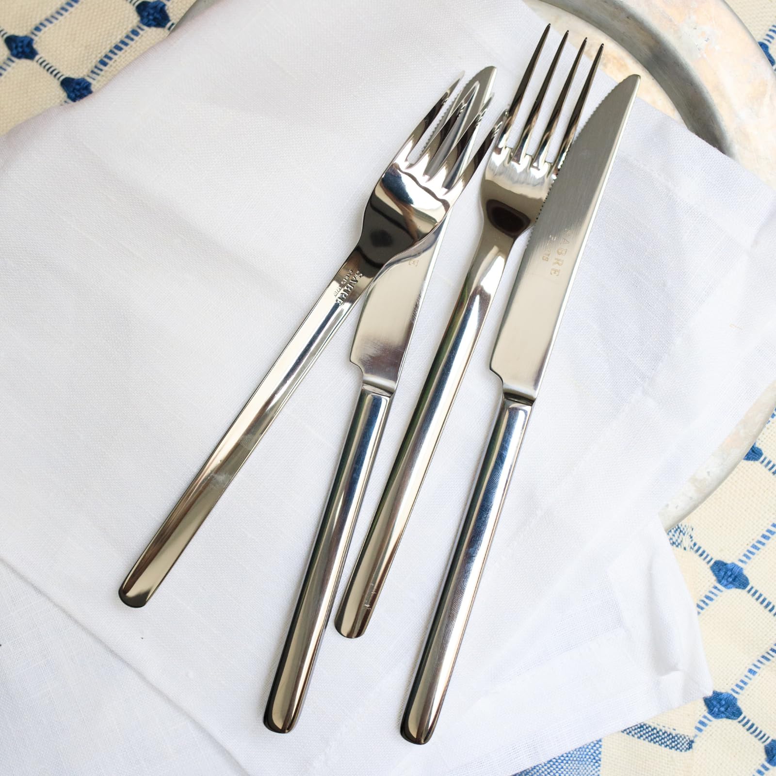 Sabre Paris | 24 pezzi per 6 persone Loft, acciaio inox e finitura lucida. Include 6 coltelli da tavola, 6 forchette da tavolo, 6 cucchiai e 6 cucchiai piccoli in acciaio inossidabile
