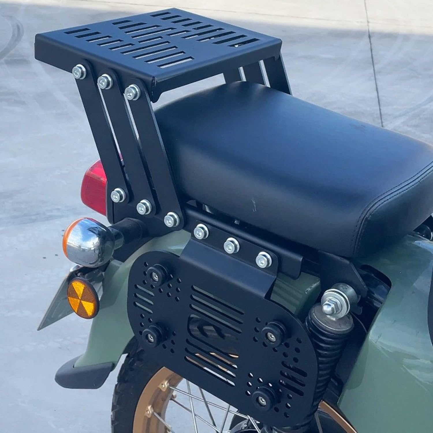 DFFMQSJ Luggage Rack installed on Honda CC110 Cross Cub, side view