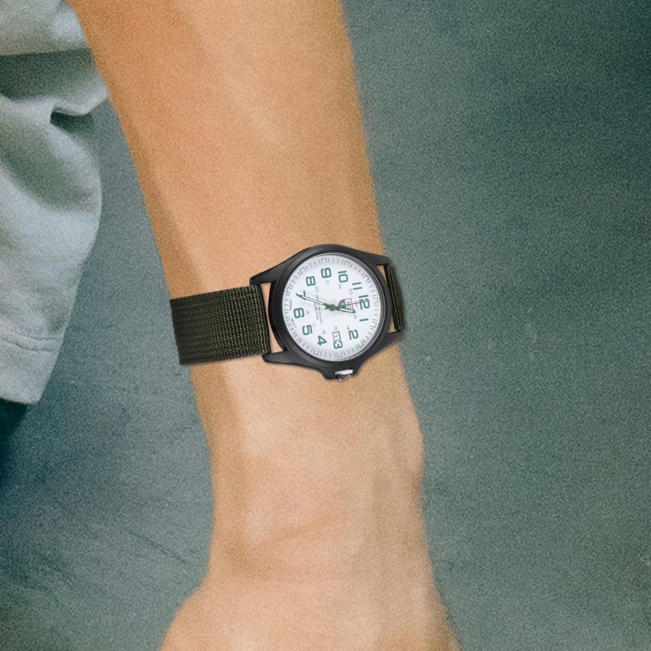 LIFKOME Abschluss Geschenk Stilvolle Herrenarmbanduhr mit Kalender und Grünem Nylonarmband Modische Quarzuhr für Sportliche Männer und Militärischen Look