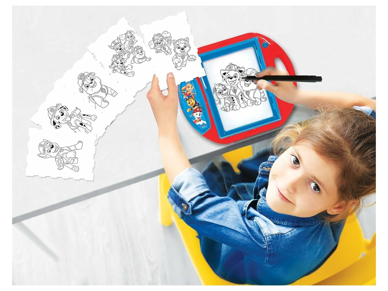 Lexibook, Paw Patrol, Proiettore da Disegno, 4 assorbenti, 10 Modelli, Schermo Luminoso, 1 Penna Inclusa, Giocattolo Artistico e Creativo per Ragazze e Ragazzi, Rosso/Blu, CR310PA | 4 timbri, 10 stencil, 1 matita, display luminoso, giocattolo creativo, pe